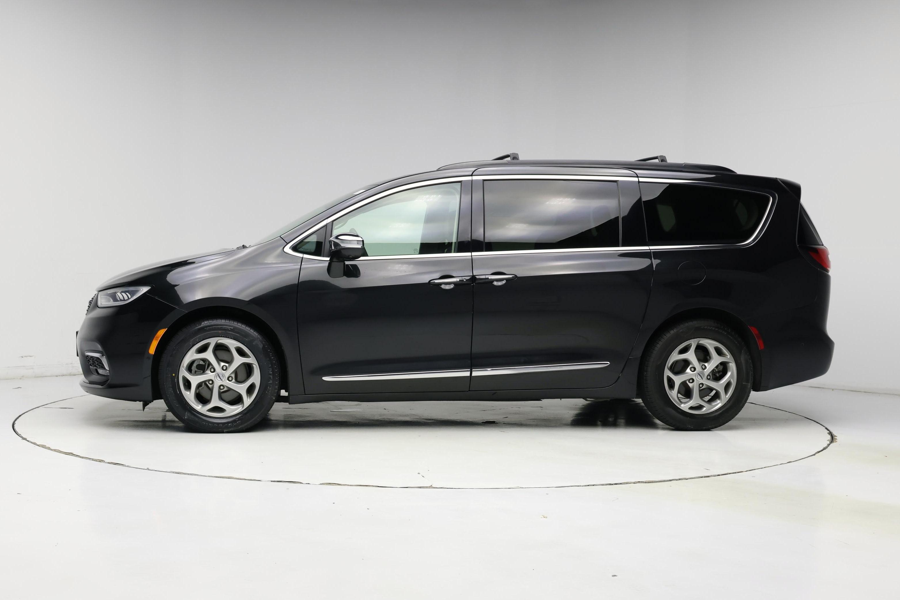 Thumbnail: 2022 Chrysler Pacifica - 3