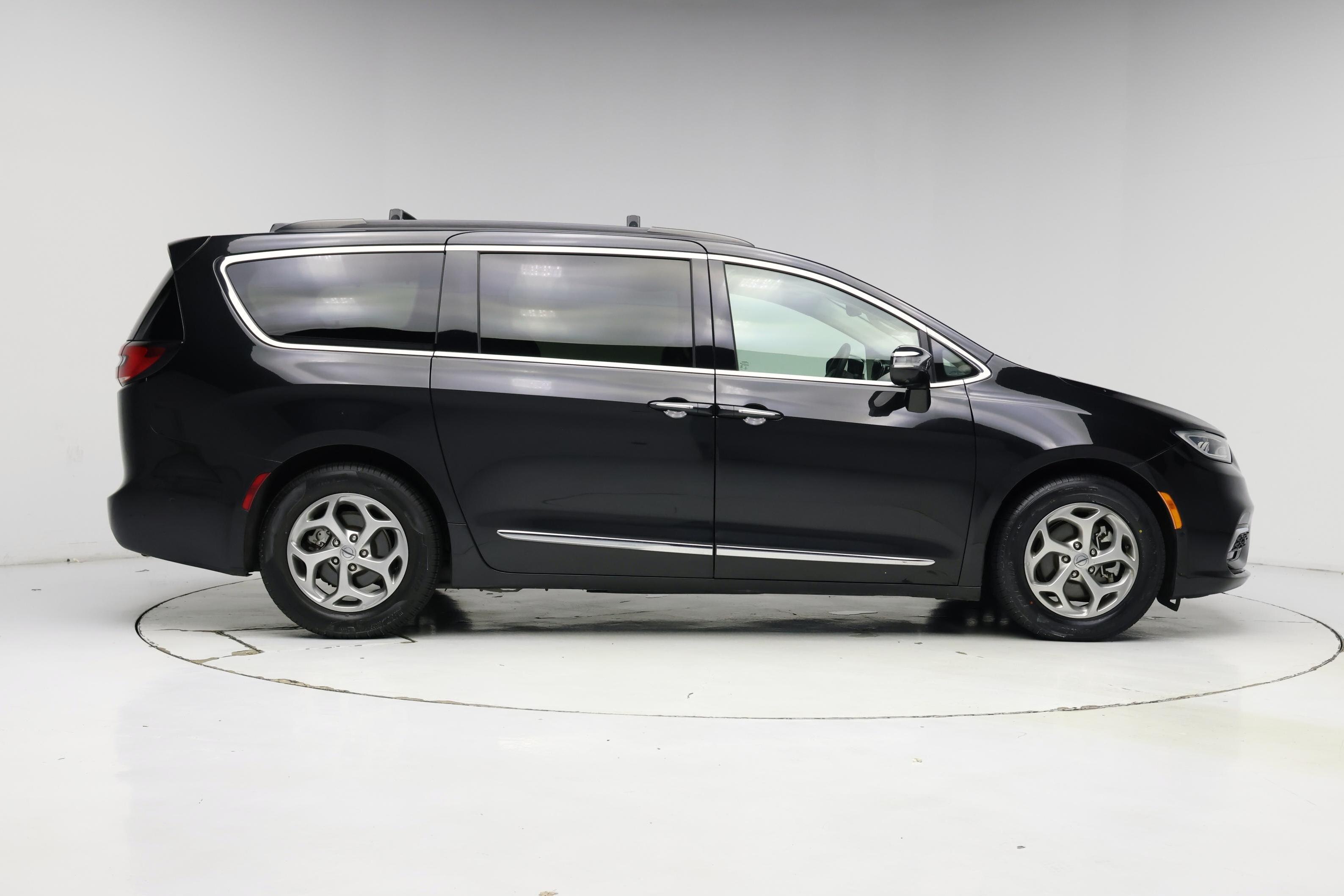 Thumbnail: 2022 Chrysler Pacifica - 7