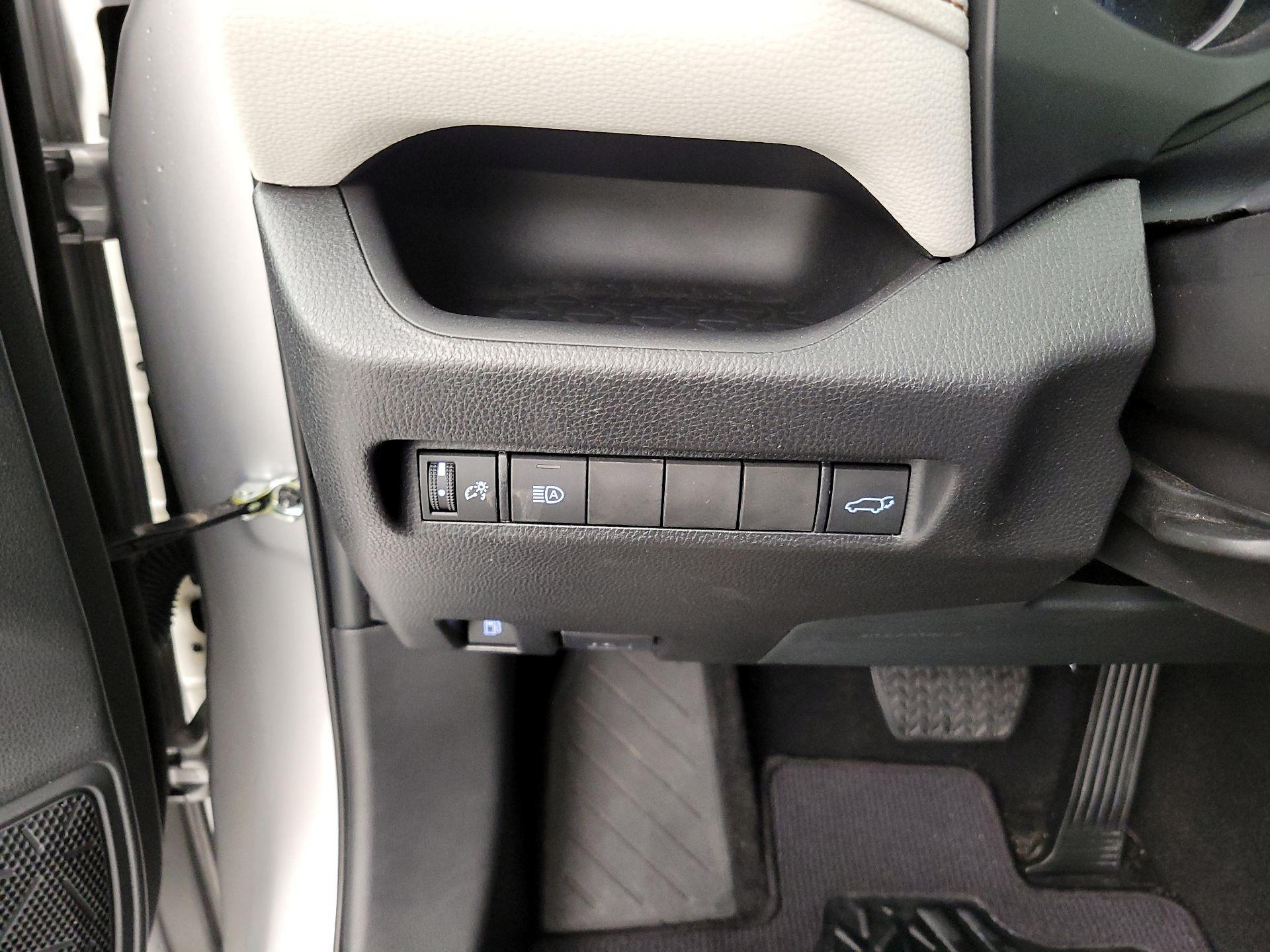 Thumbnail: 2022 Toyota RAV4 - 13