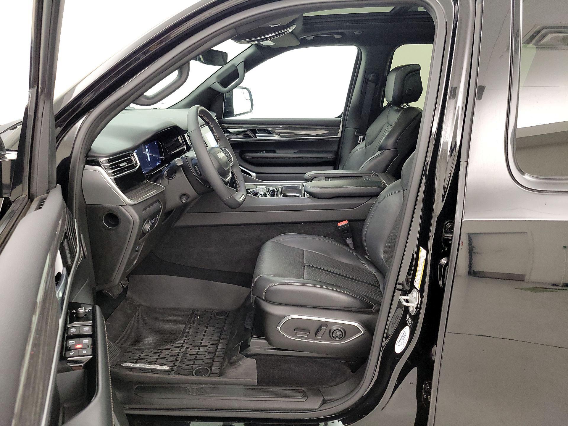 Thumbnail: 2022 Jeep Wagoneer - 11