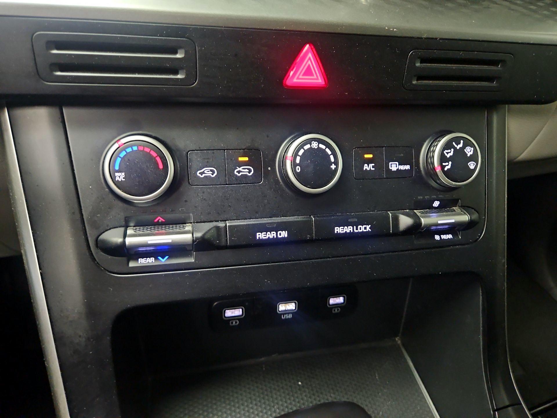 Thumbnail: 2022 Kia Carnival - 16