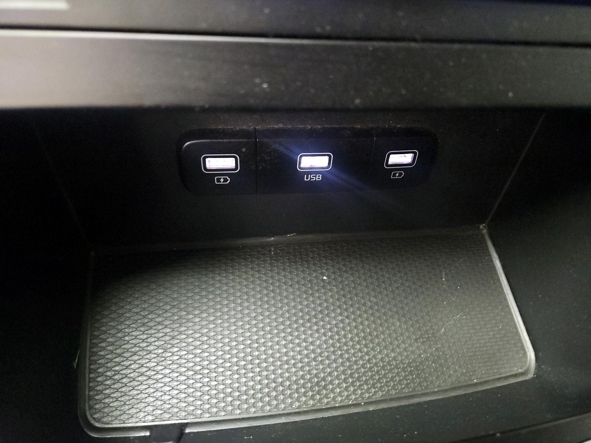 Thumbnail: 2022 Kia Carnival - 18