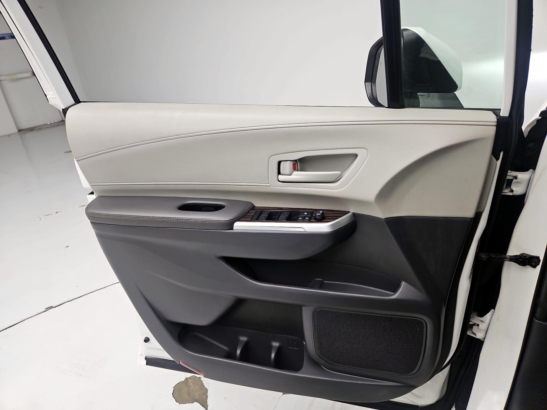 Thumbnail: 2024 Toyota Sienna - 12