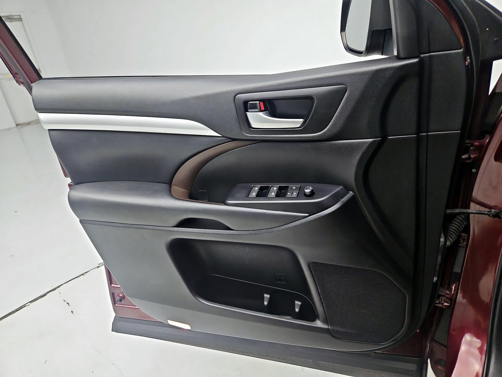 Thumbnail: 2018 Toyota Highlander - 12