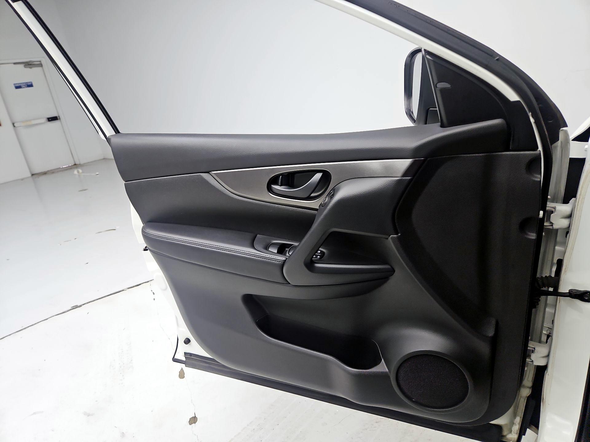 Thumbnail: 2021 Nissan Rogue Sport - 12