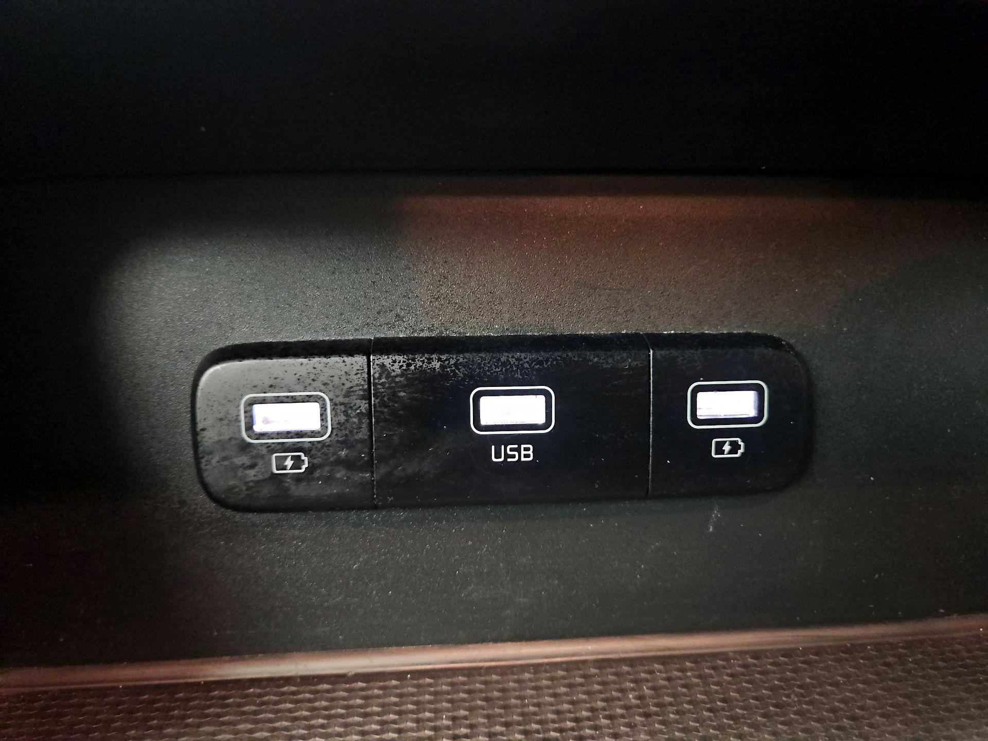 Thumbnail: 2022 Kia Carnival - 18