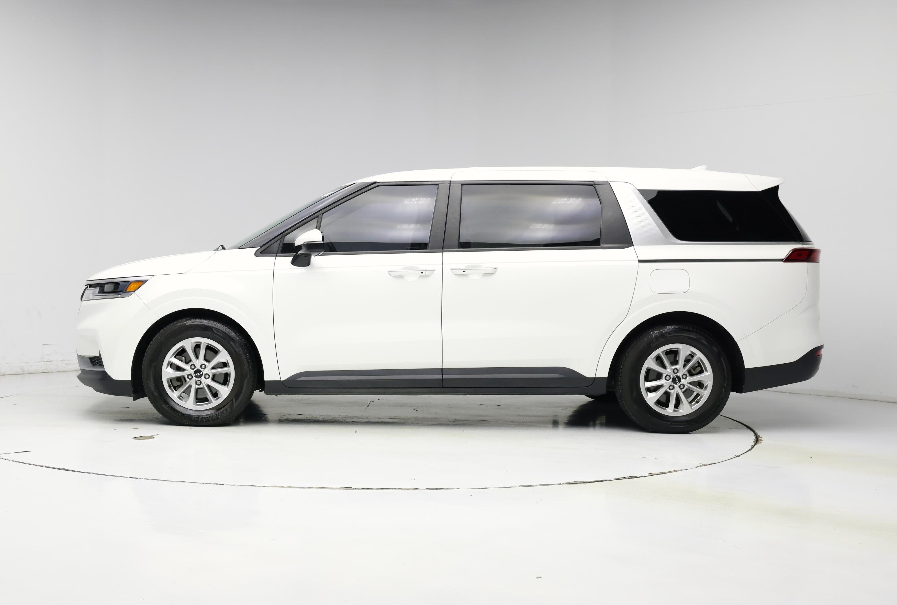 Thumbnail: 2022 Kia Carnival - 3