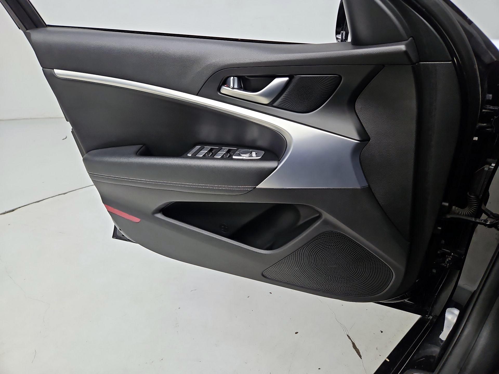 Thumbnail: 2023 Genesis G70 - 12