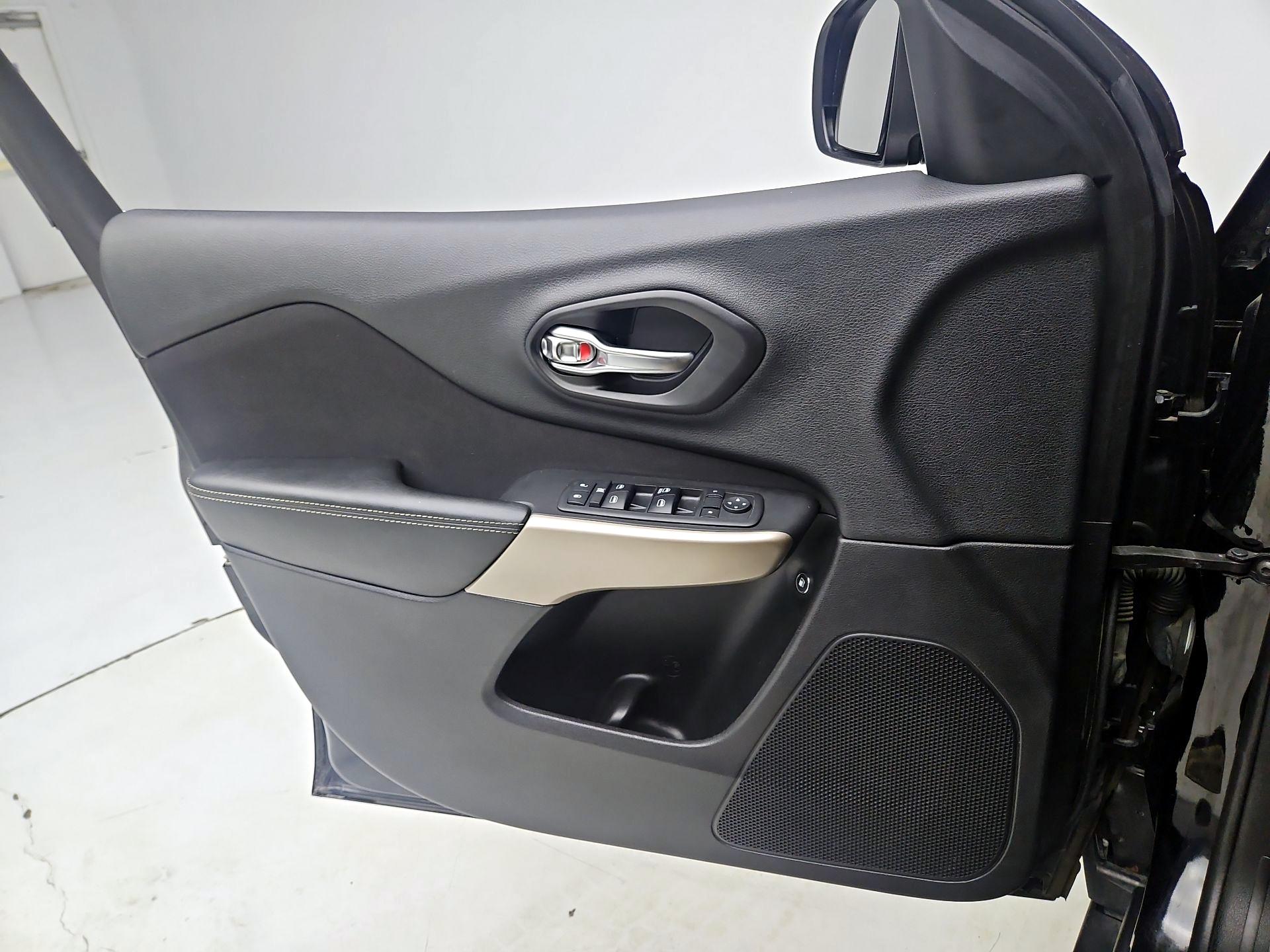 Thumbnail: 2018 Jeep Cherokee - 12