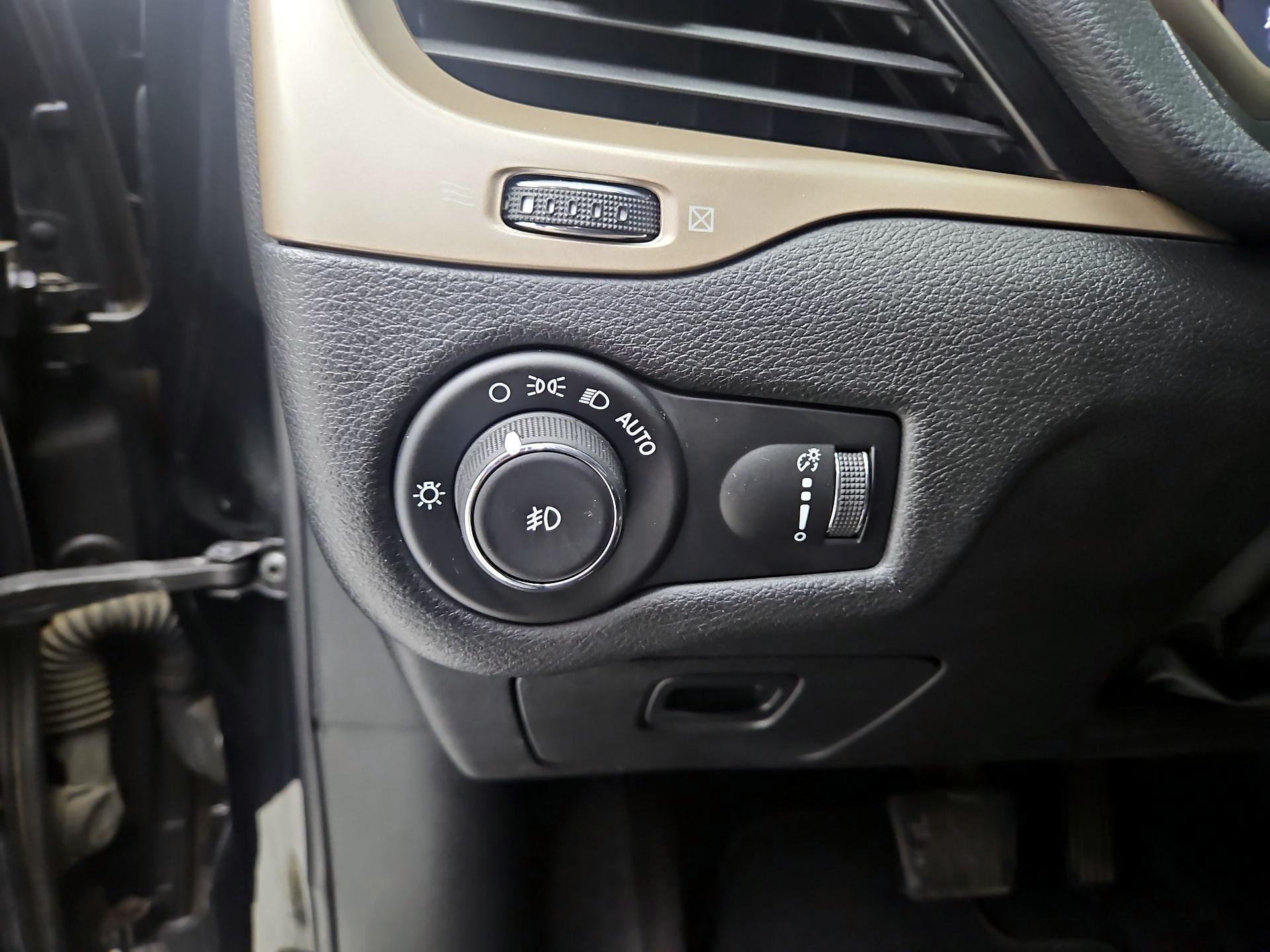 Thumbnail: 2018 Jeep Cherokee - 13