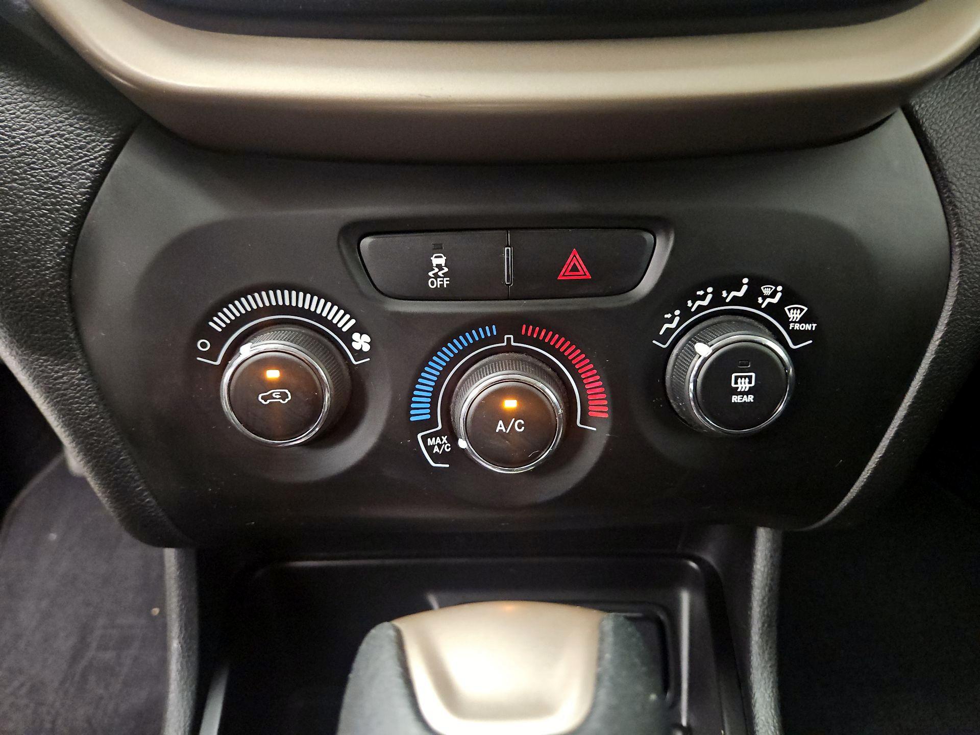 Thumbnail: 2018 Jeep Cherokee - 16