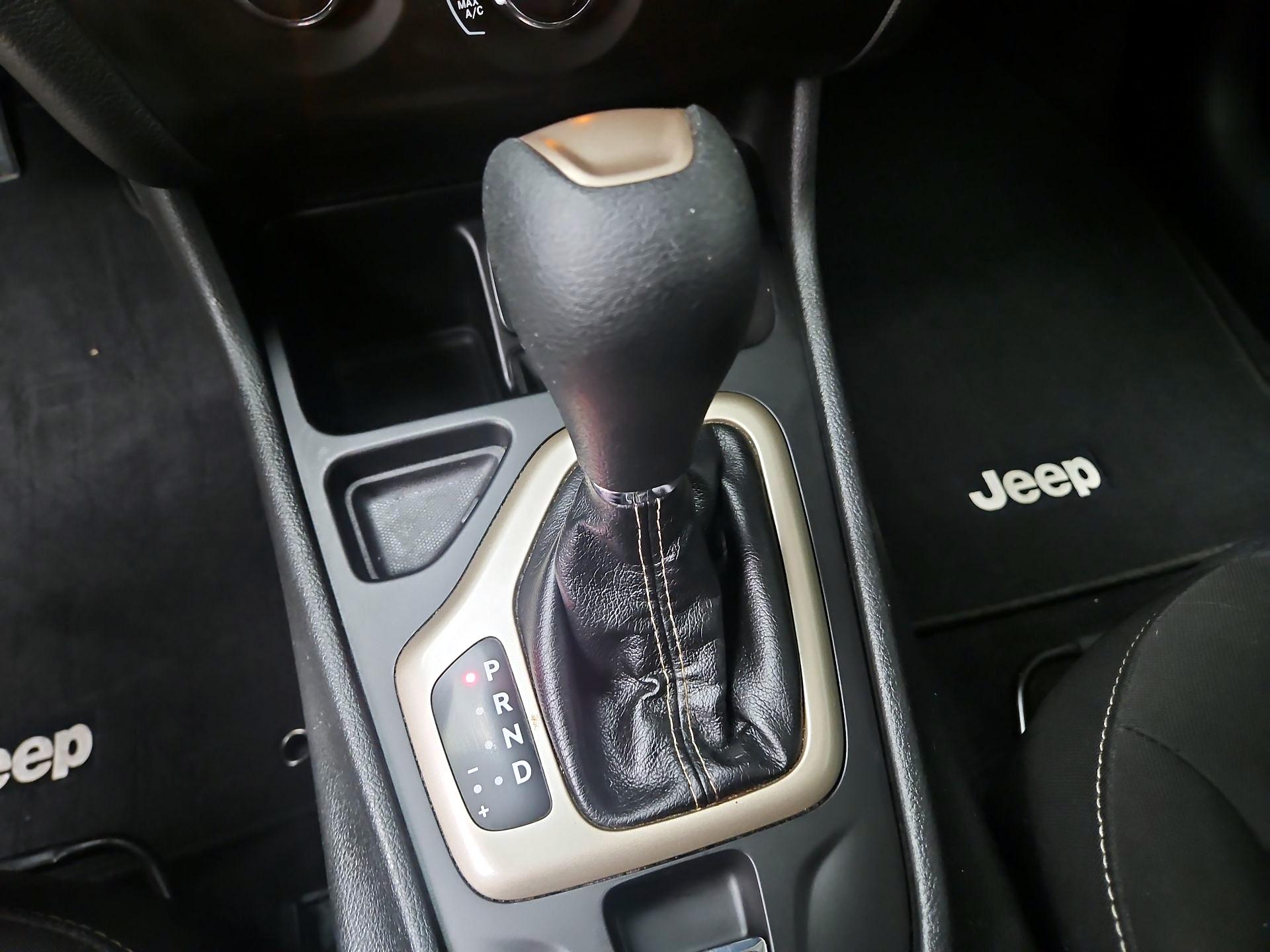 Thumbnail: 2018 Jeep Cherokee - 17