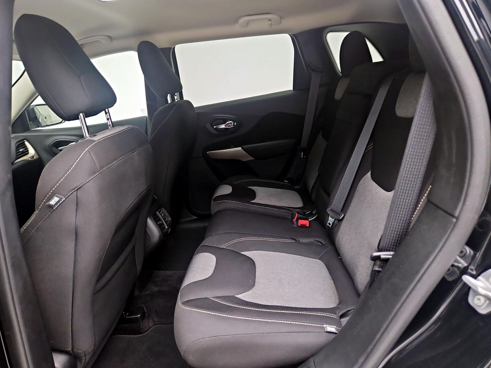 Thumbnail: 2018 Jeep Cherokee - 19