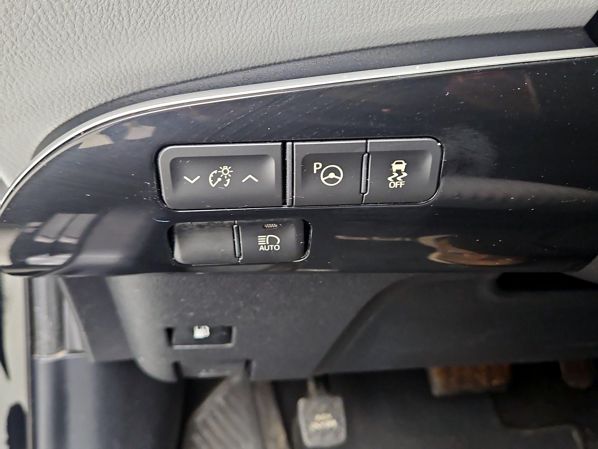 Thumbnail: 2017 Toyota Prius - 13