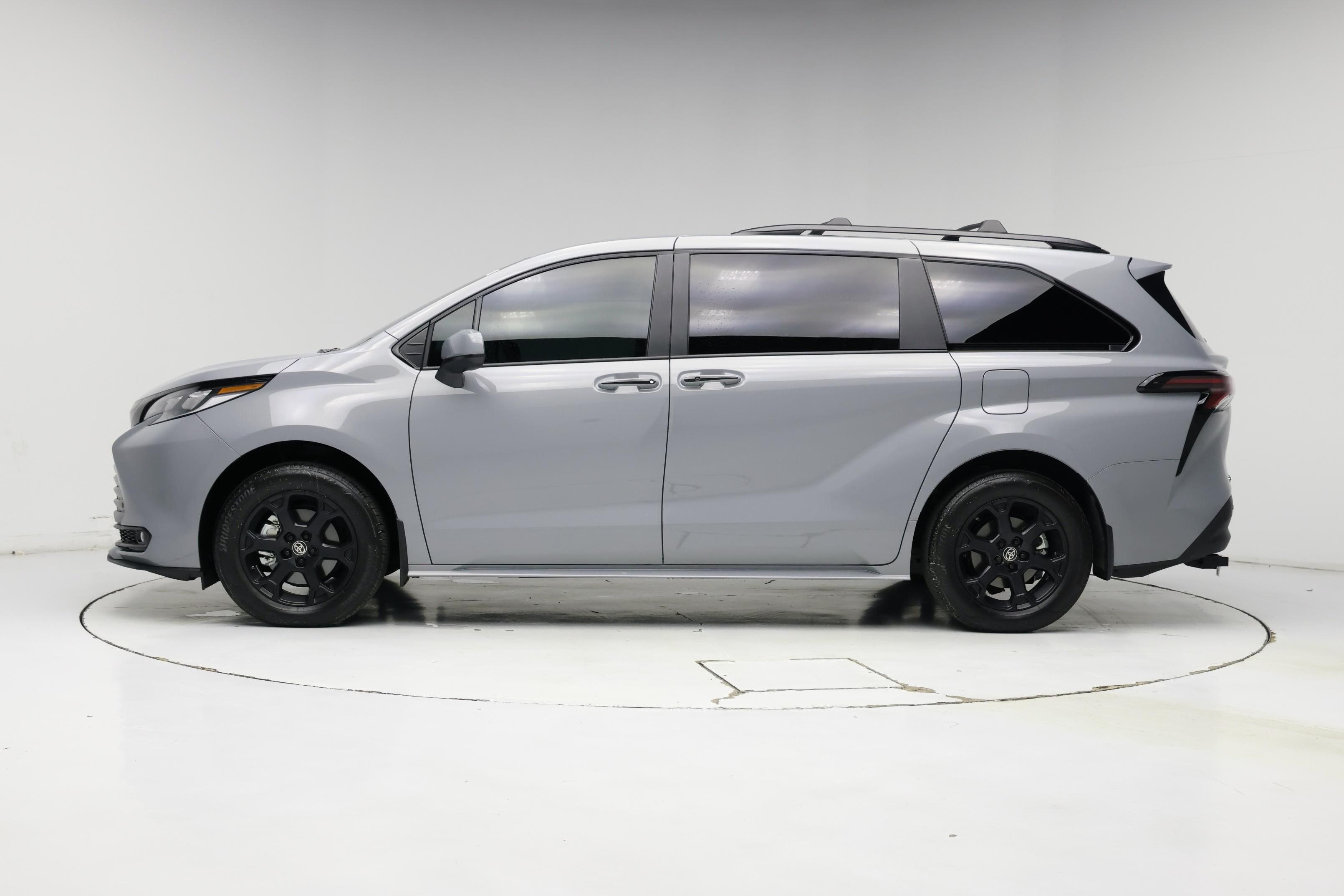 Thumbnail: 2025 Toyota Sienna - 3