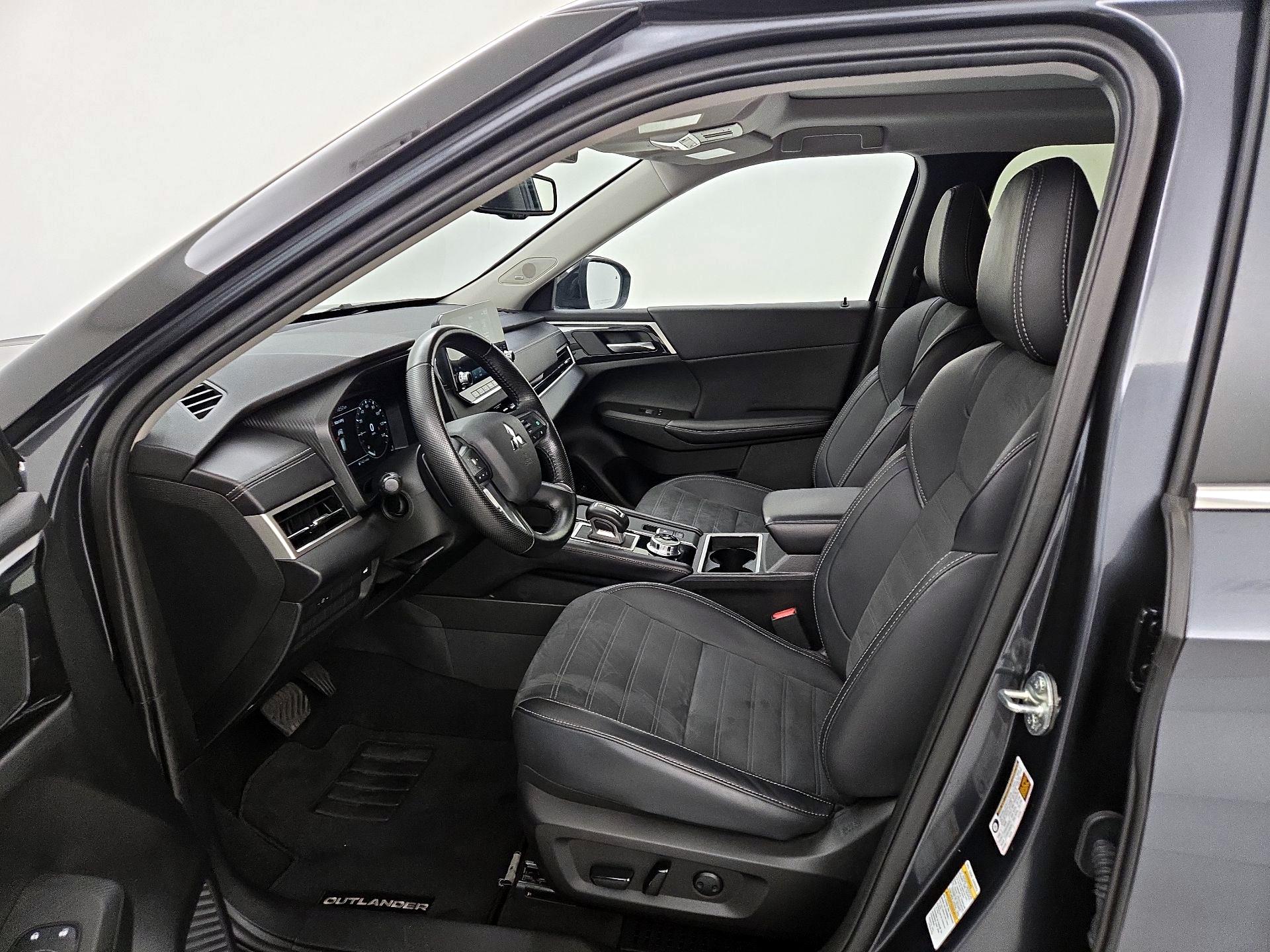 Thumbnail: 2024 Mitsubishi Outlander - 11