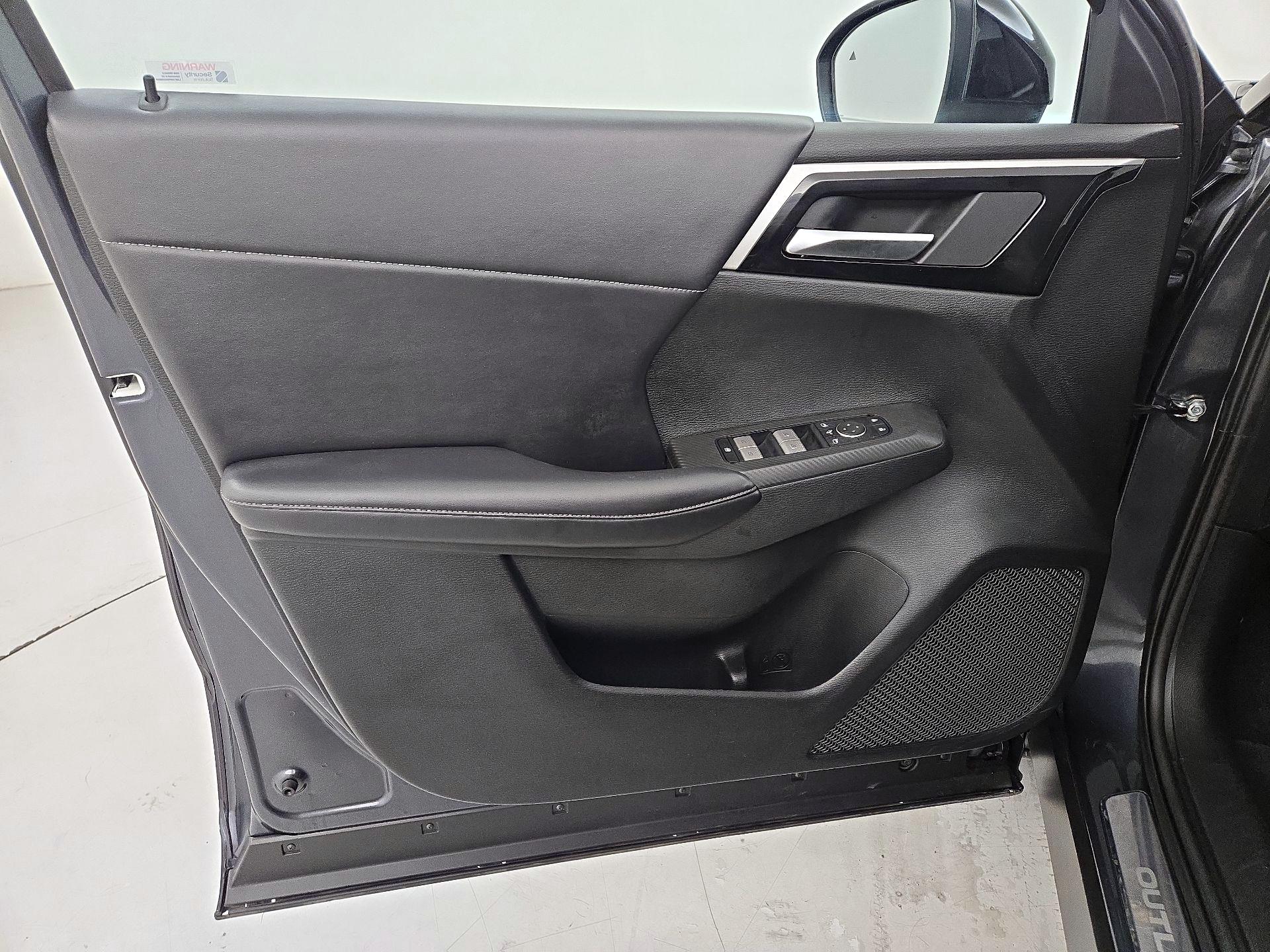 Thumbnail: 2024 Mitsubishi Outlander - 12