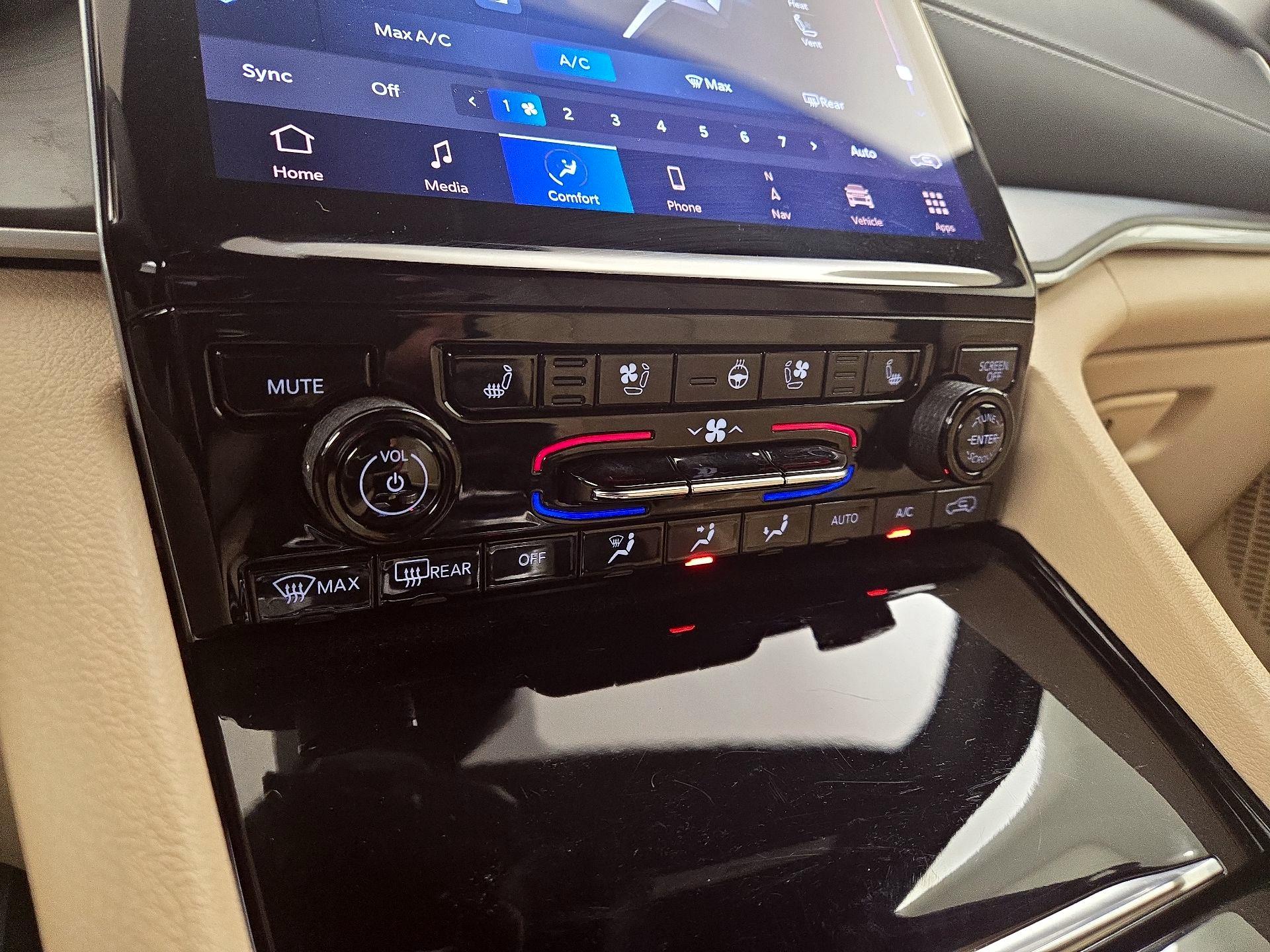 Thumbnail: 2023 Jeep Grand Cherokee - 17