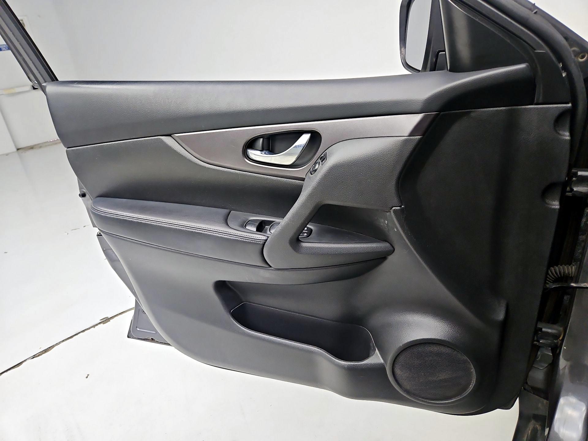 Thumbnail: 2016 Nissan Rogue - 12