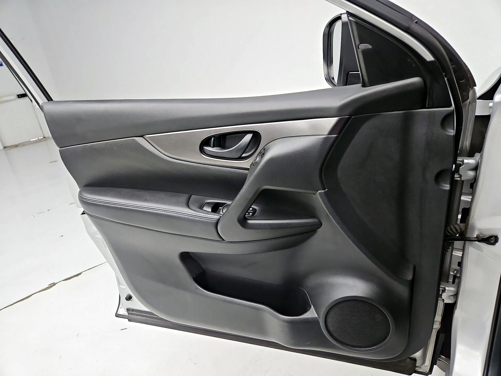 Thumbnail: 2018 Nissan Rogue Sport - 12