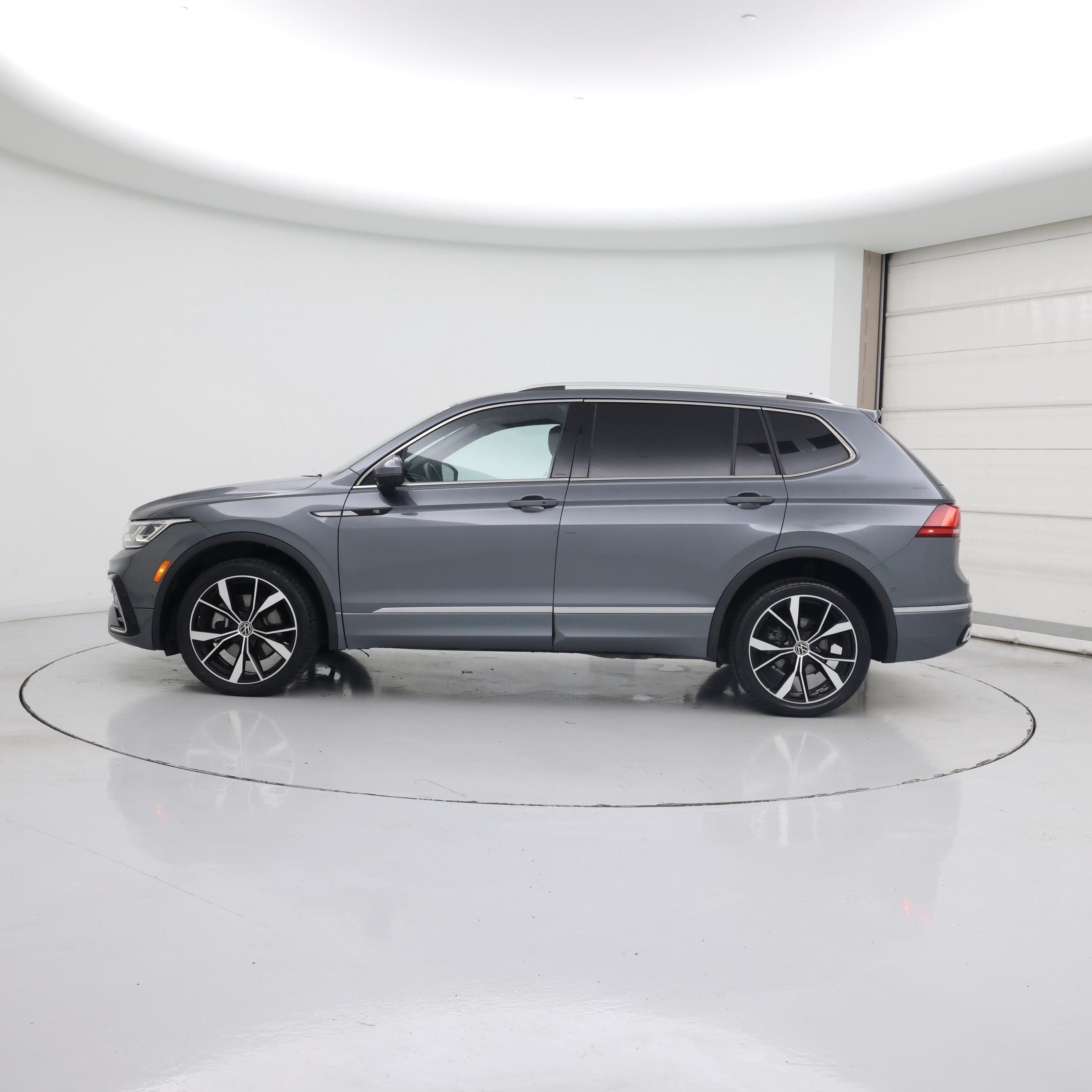 Thumbnail: 2022 Volkswagen Tiguan - 3