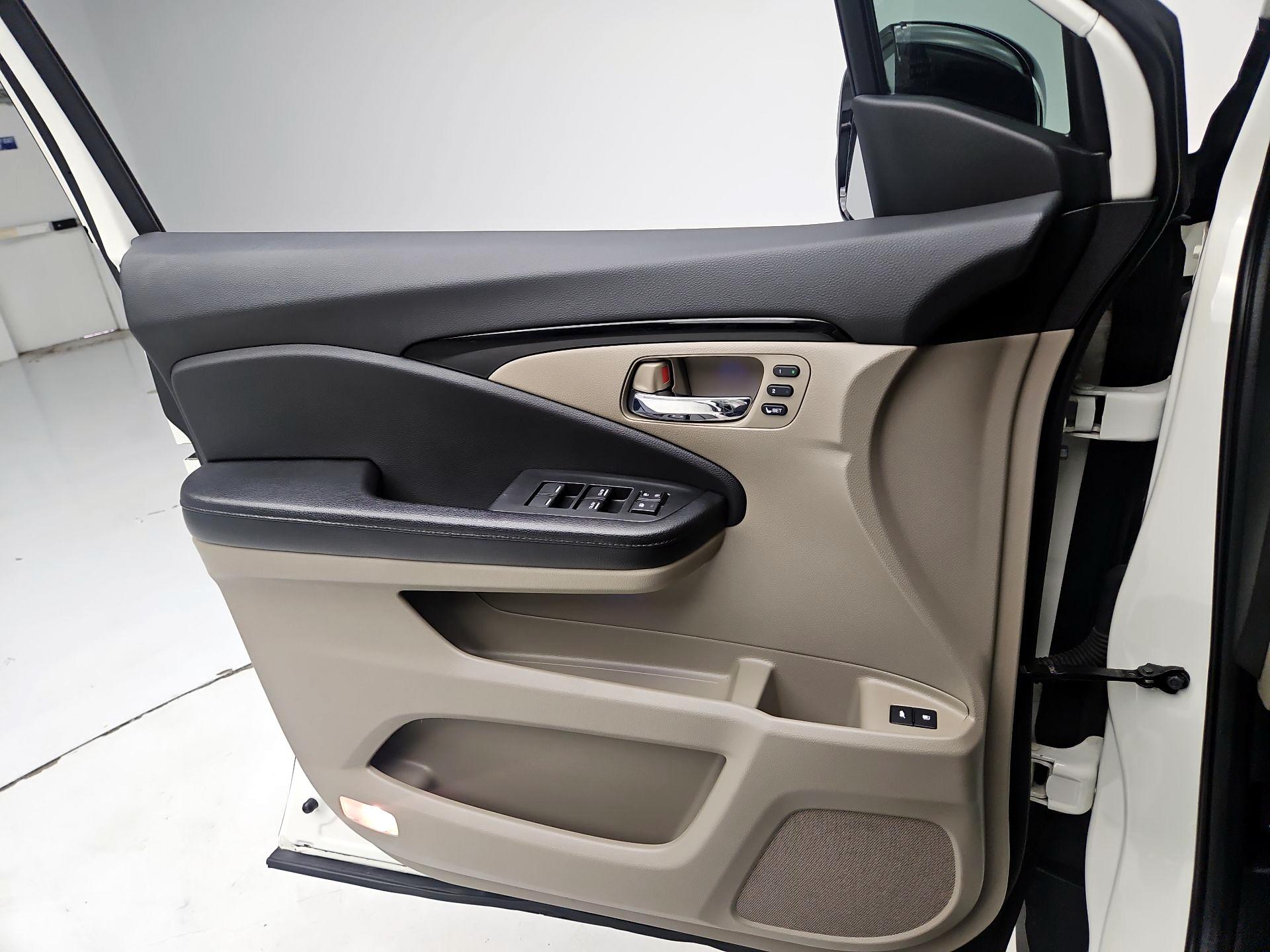 Thumbnail: 2016 Honda Pilot - 12