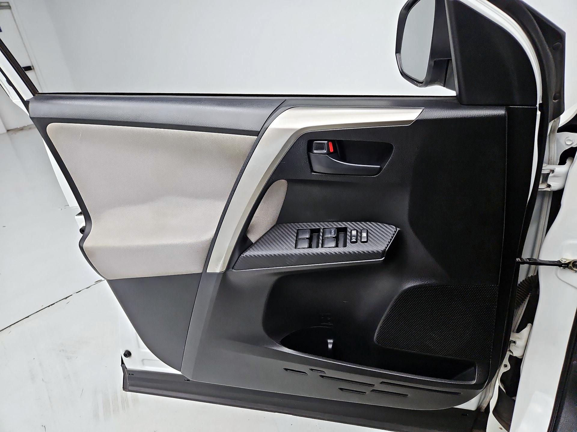 Thumbnail: 2015 Toyota RAV4 - 12