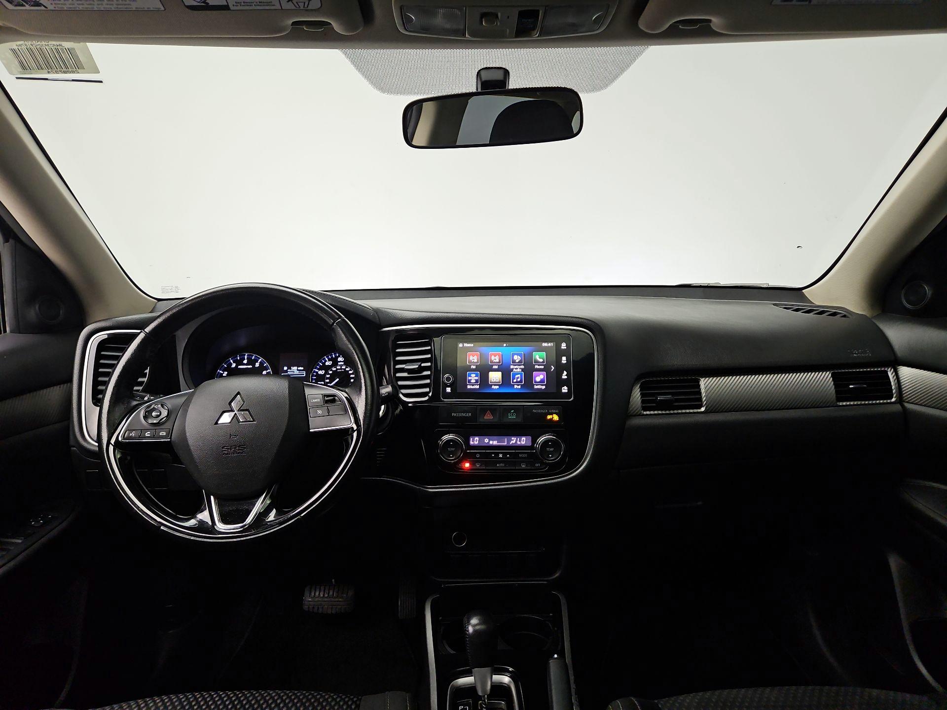 Thumbnail: 2017 Mitsubishi Outlander - 9