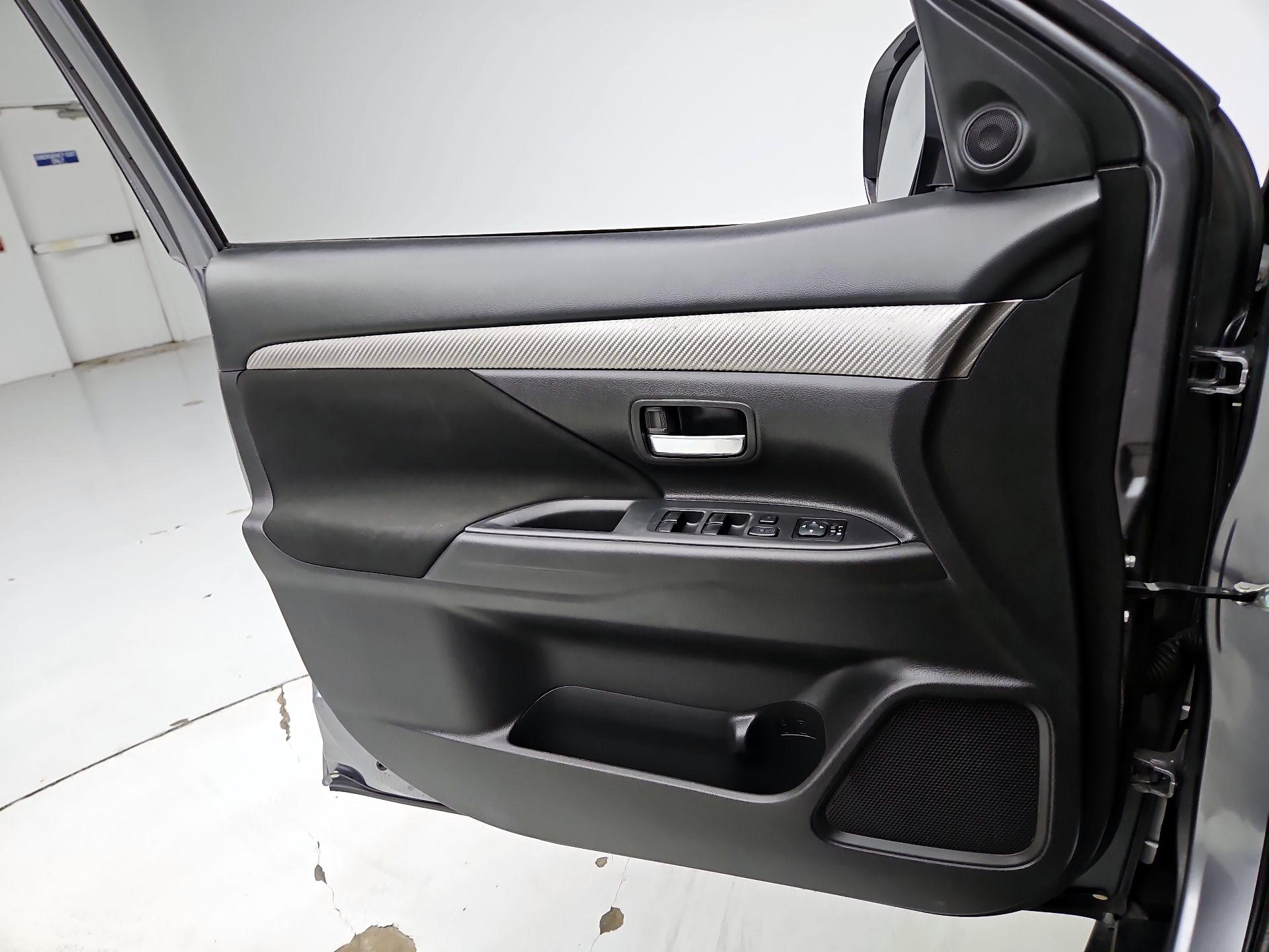 Thumbnail: 2017 Mitsubishi Outlander - 12