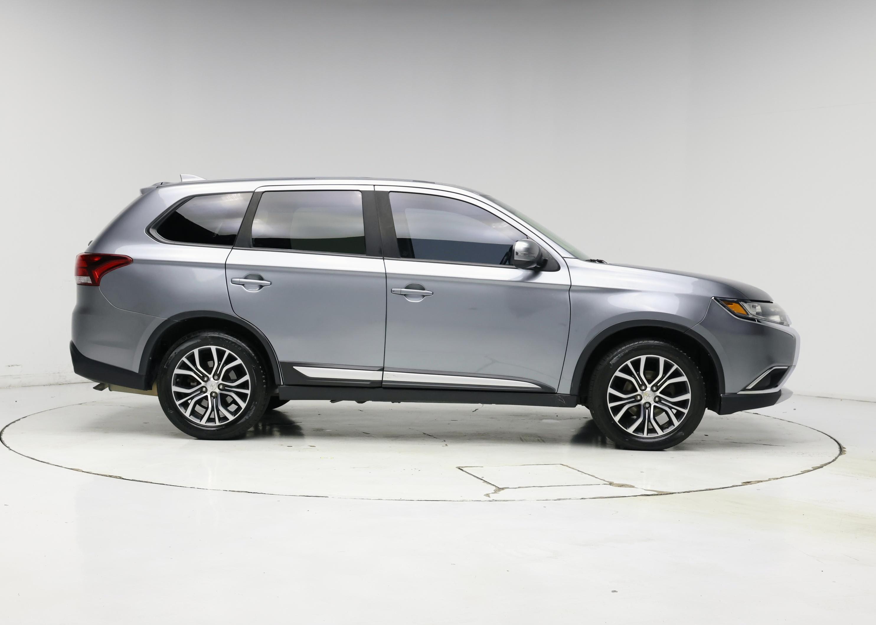 Thumbnail: 2017 Mitsubishi Outlander - 7