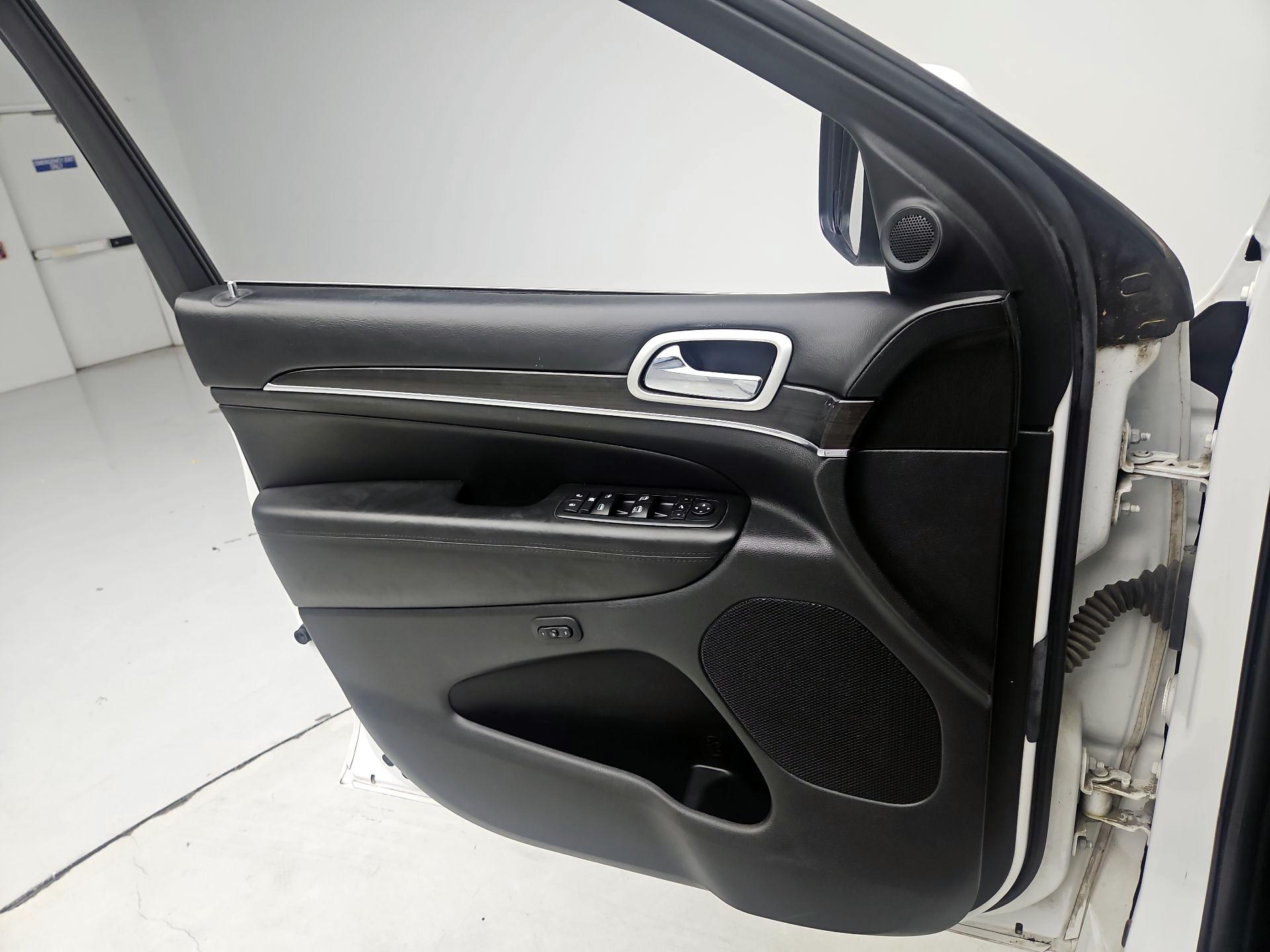 Thumbnail: 2015 Jeep Grand Cherokee - 12