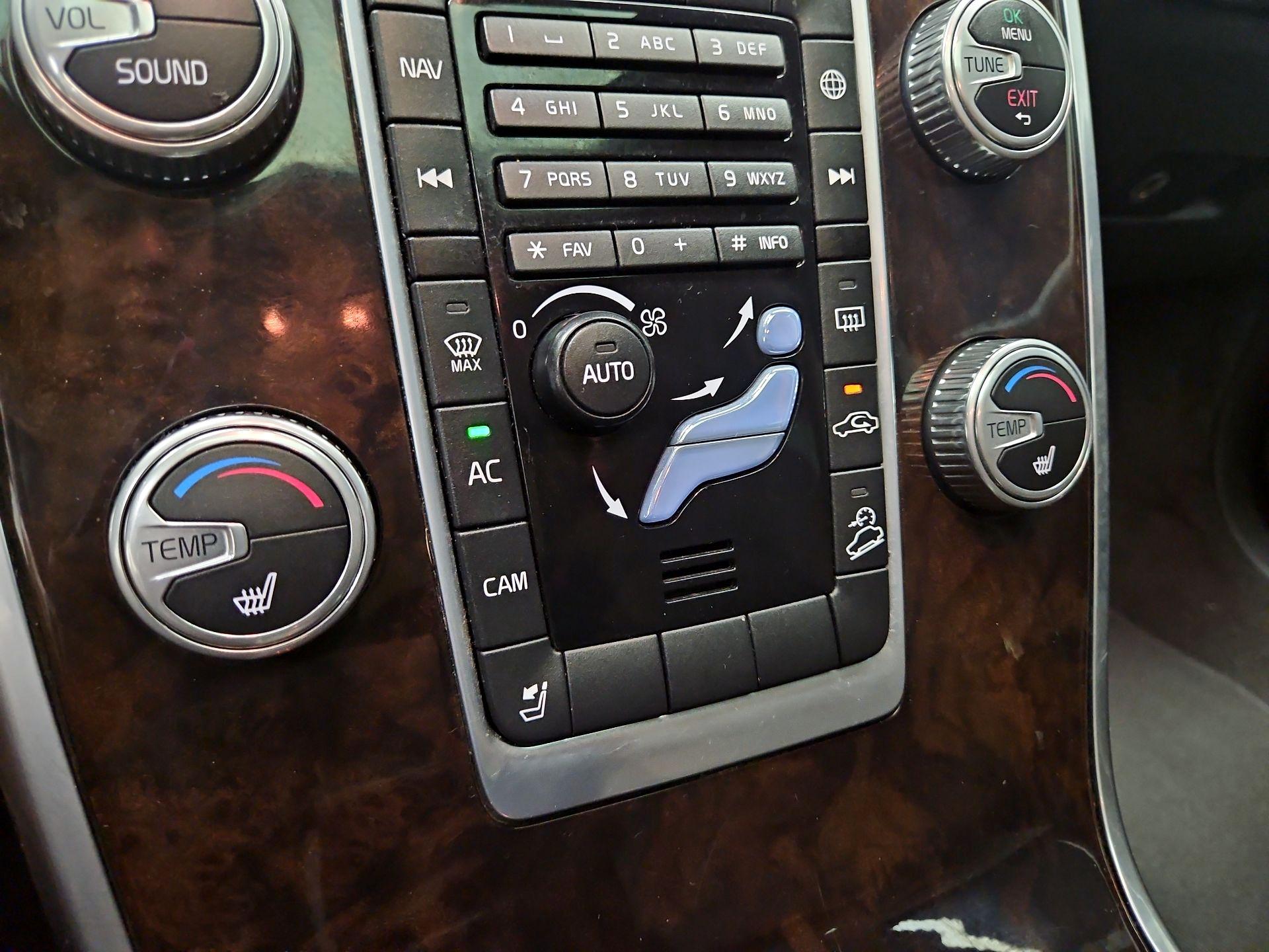 Thumbnail: 2016 Volvo XC70 - 16