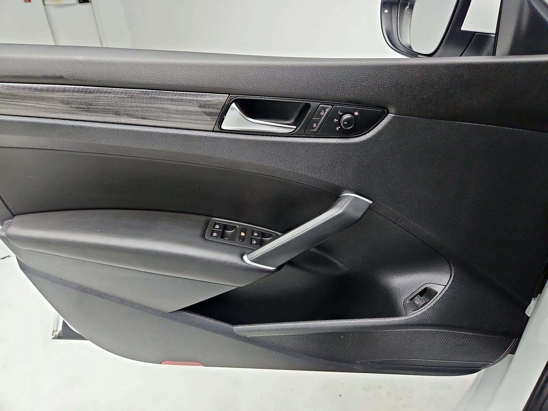 Thumbnail: 2020 Volkswagen Passat - 12