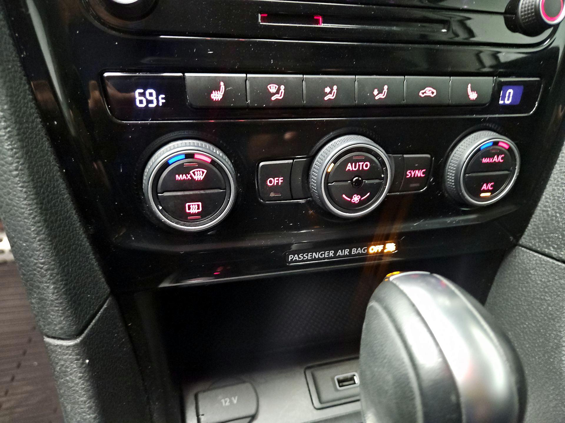 Thumbnail: 2020 Volkswagen Passat - 16