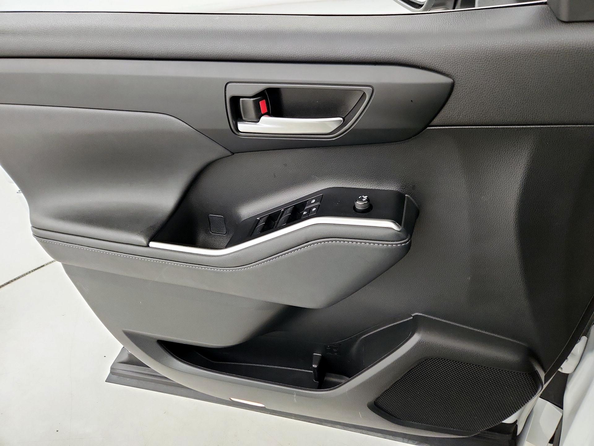 Thumbnail: 2023 Toyota Highlander - 12