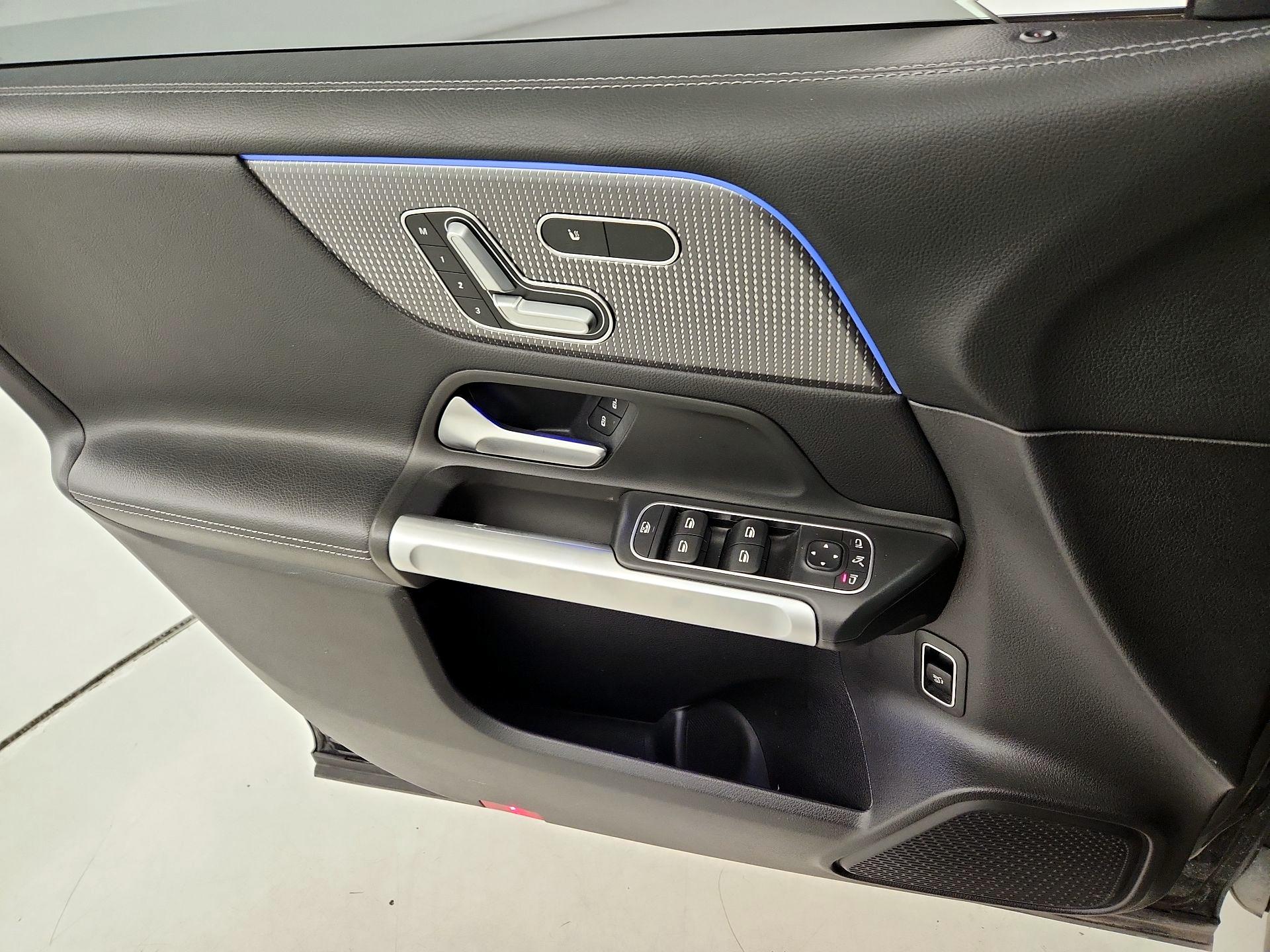 Thumbnail: 2021 Mercedes-Benz GLB - 12