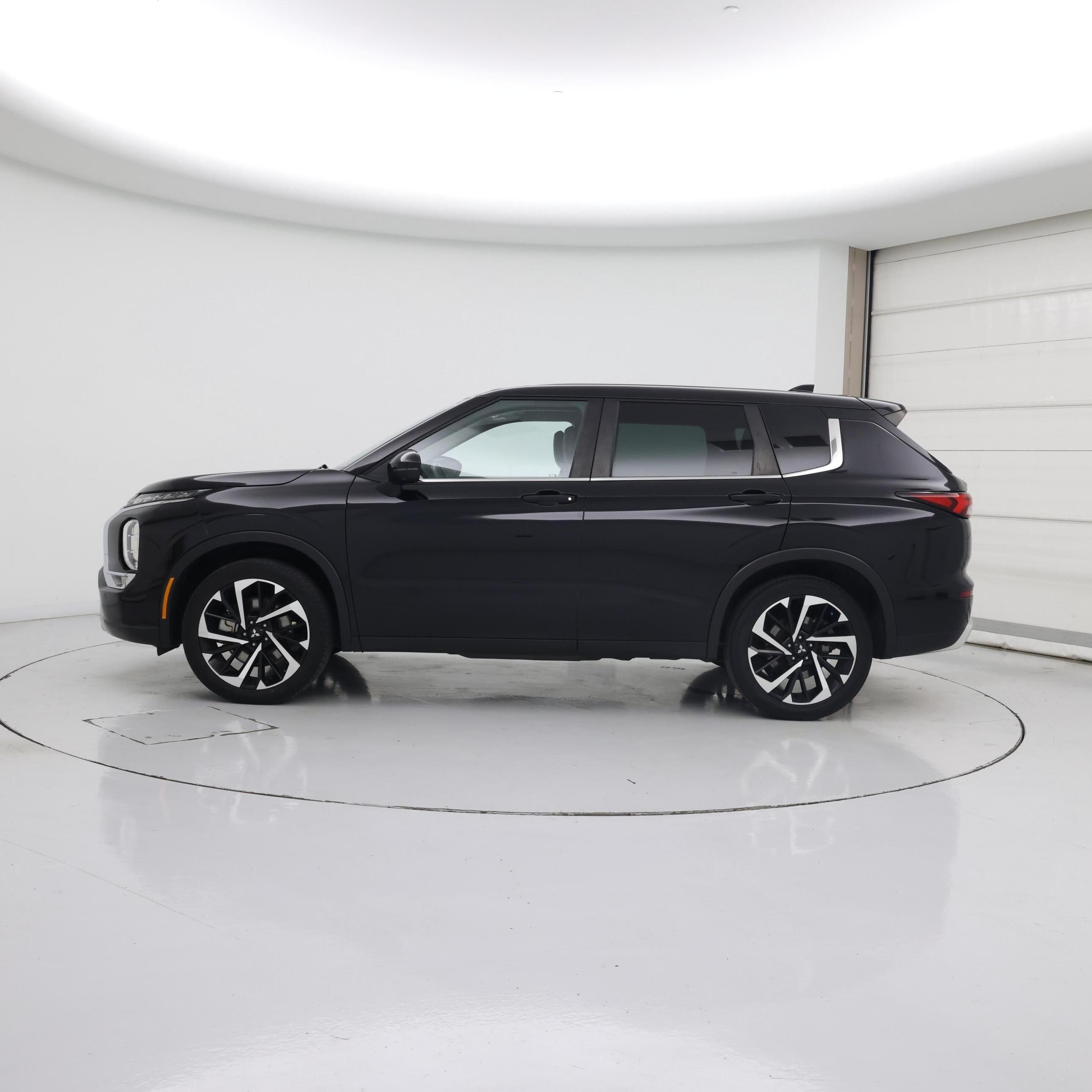 Thumbnail: 2022 Mitsubishi Outlander - 3