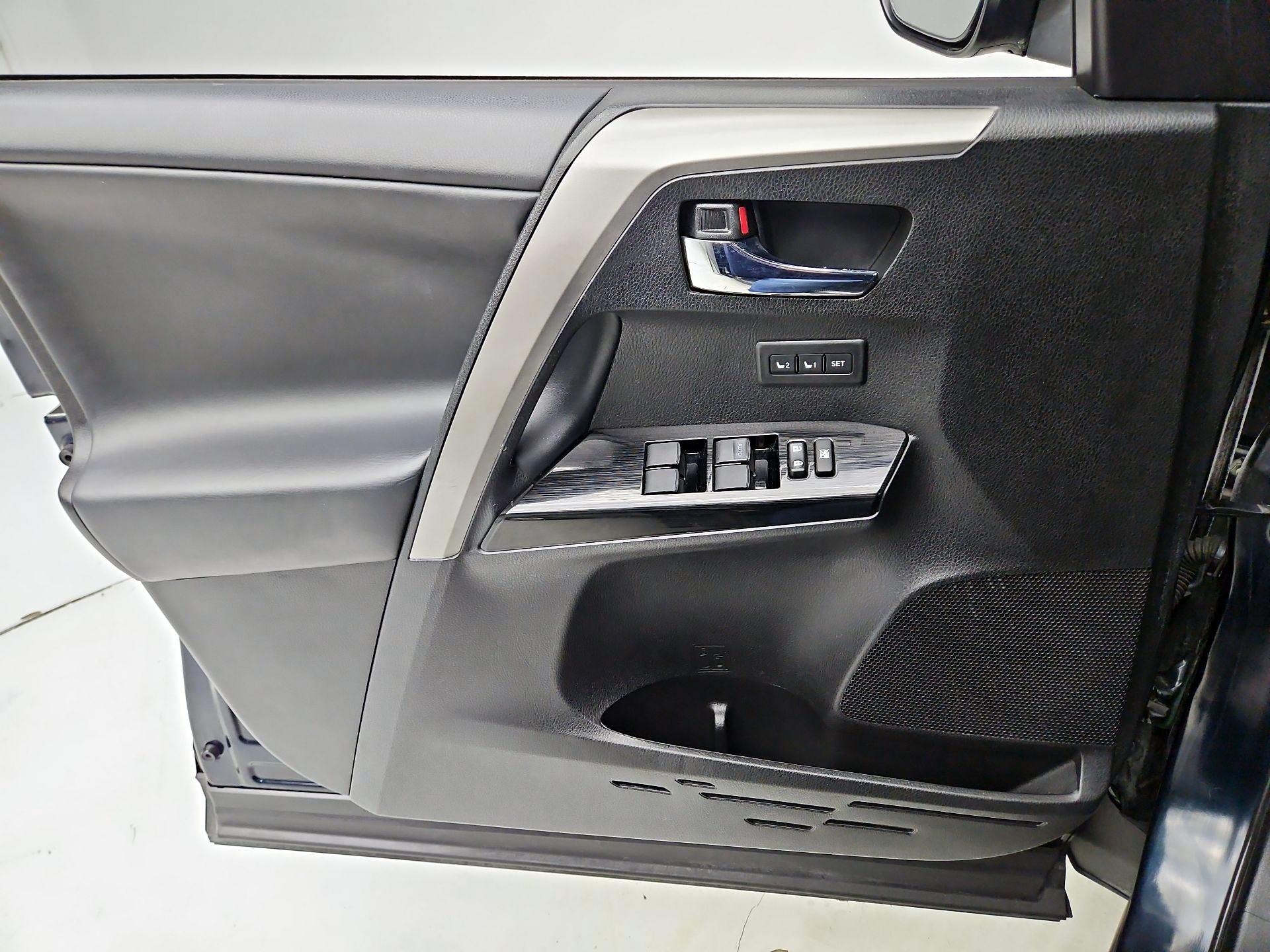 Thumbnail: 2018 Toyota RAV4 - 12