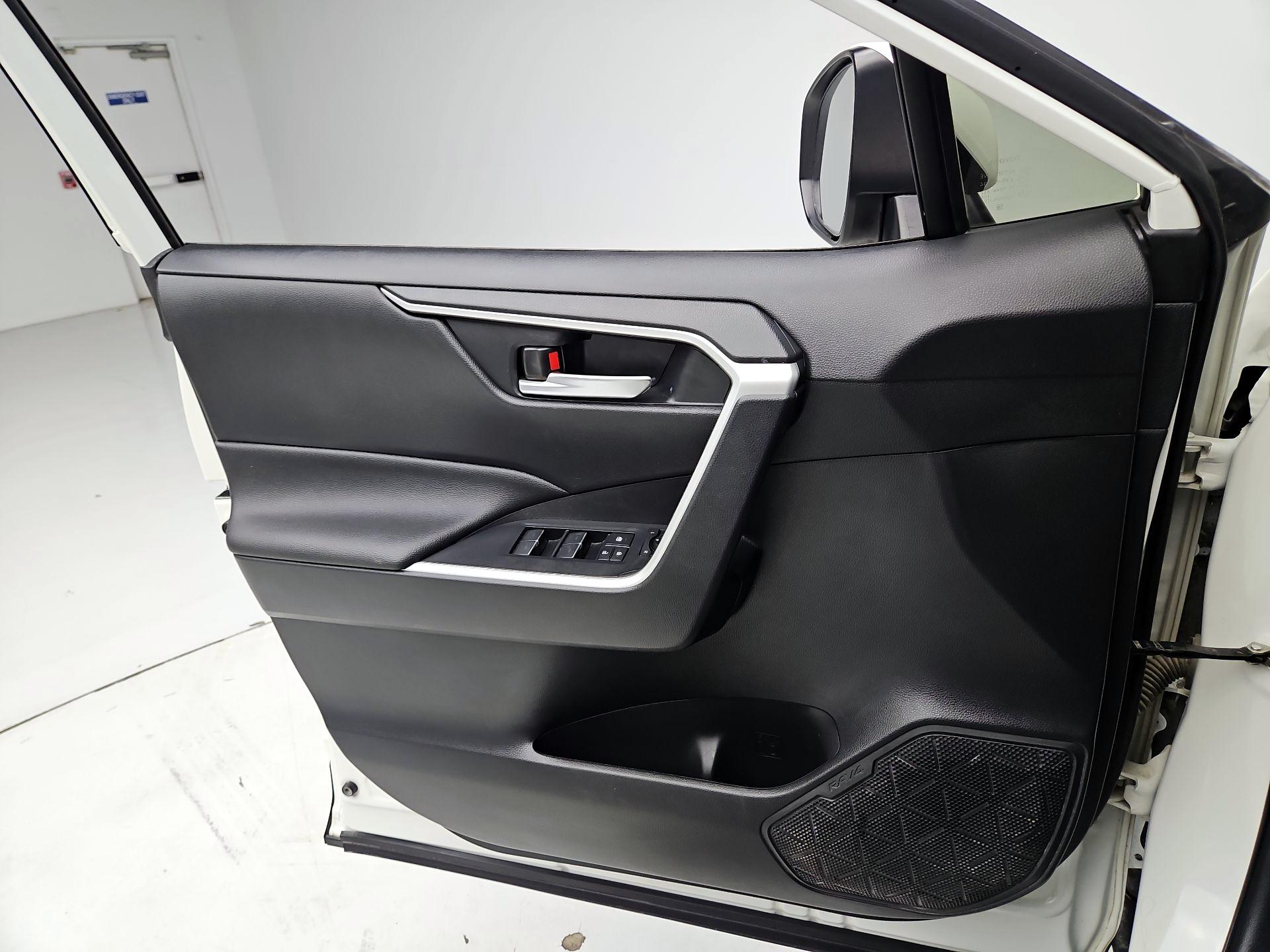 Thumbnail: 2022 Toyota RAV4 - 12