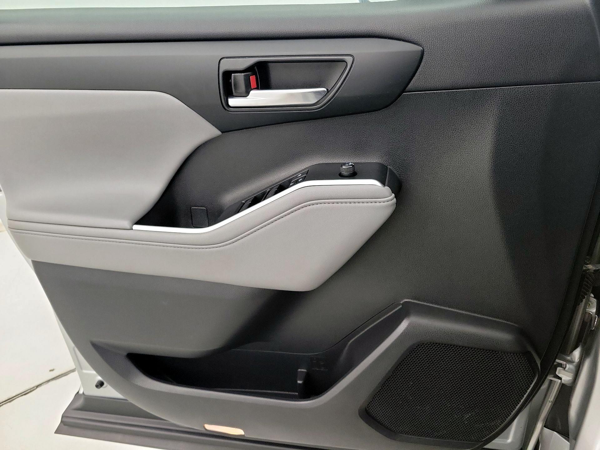 Thumbnail: 2021 Toyota Highlander - 12