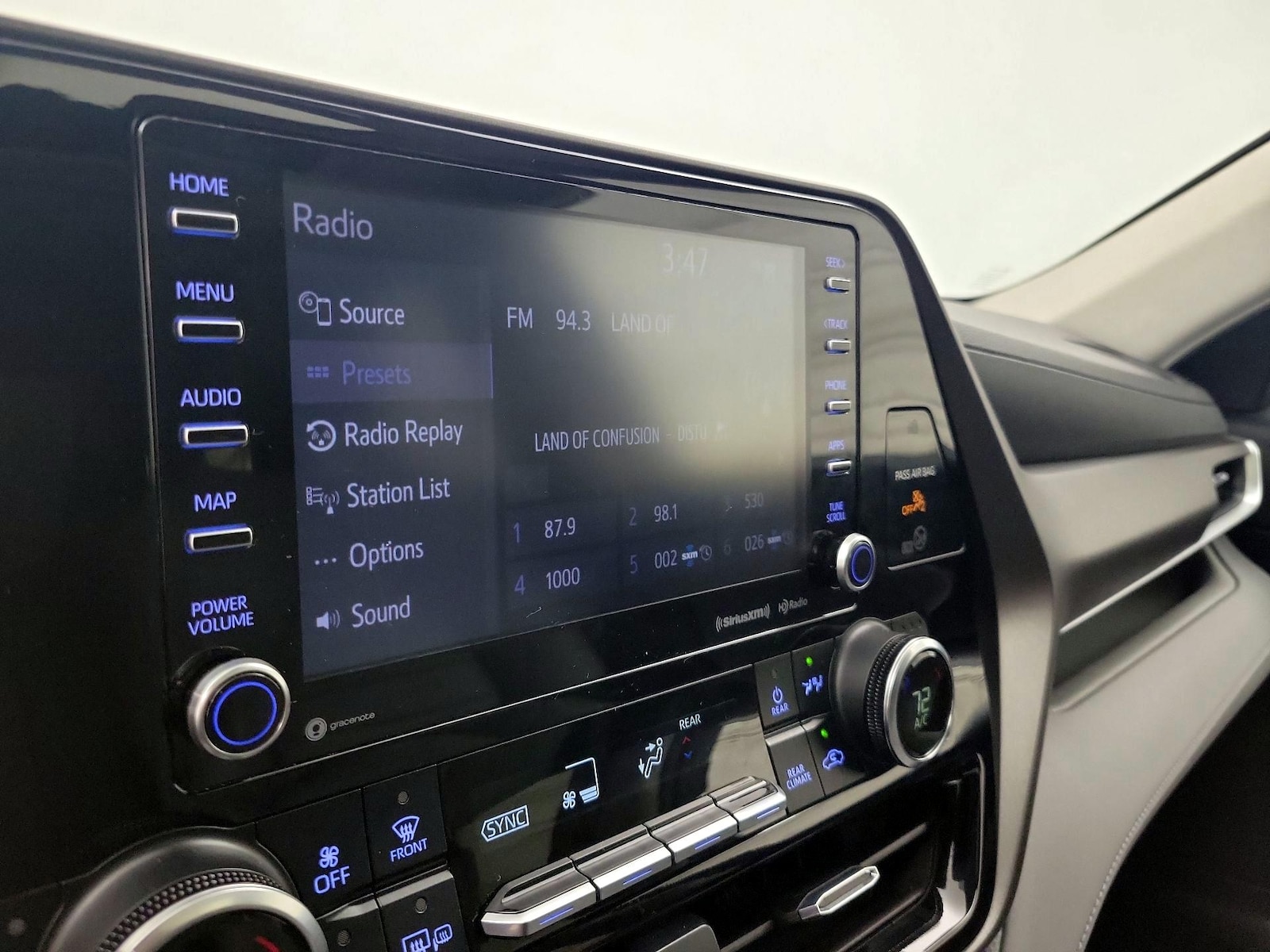 2021 Toyota Highlander XLE - Photo 17