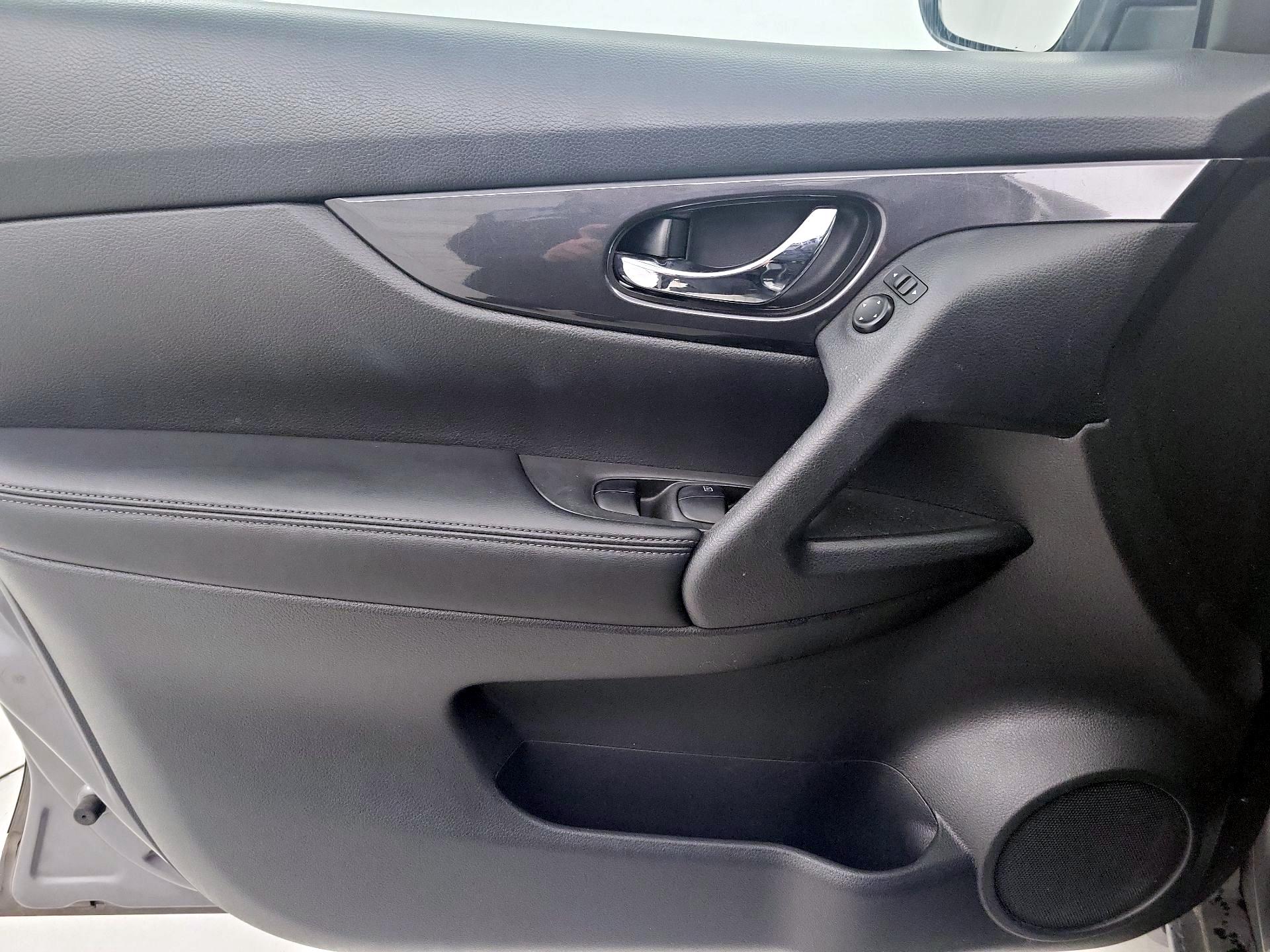 Thumbnail: 2017 Nissan Rogue - 12