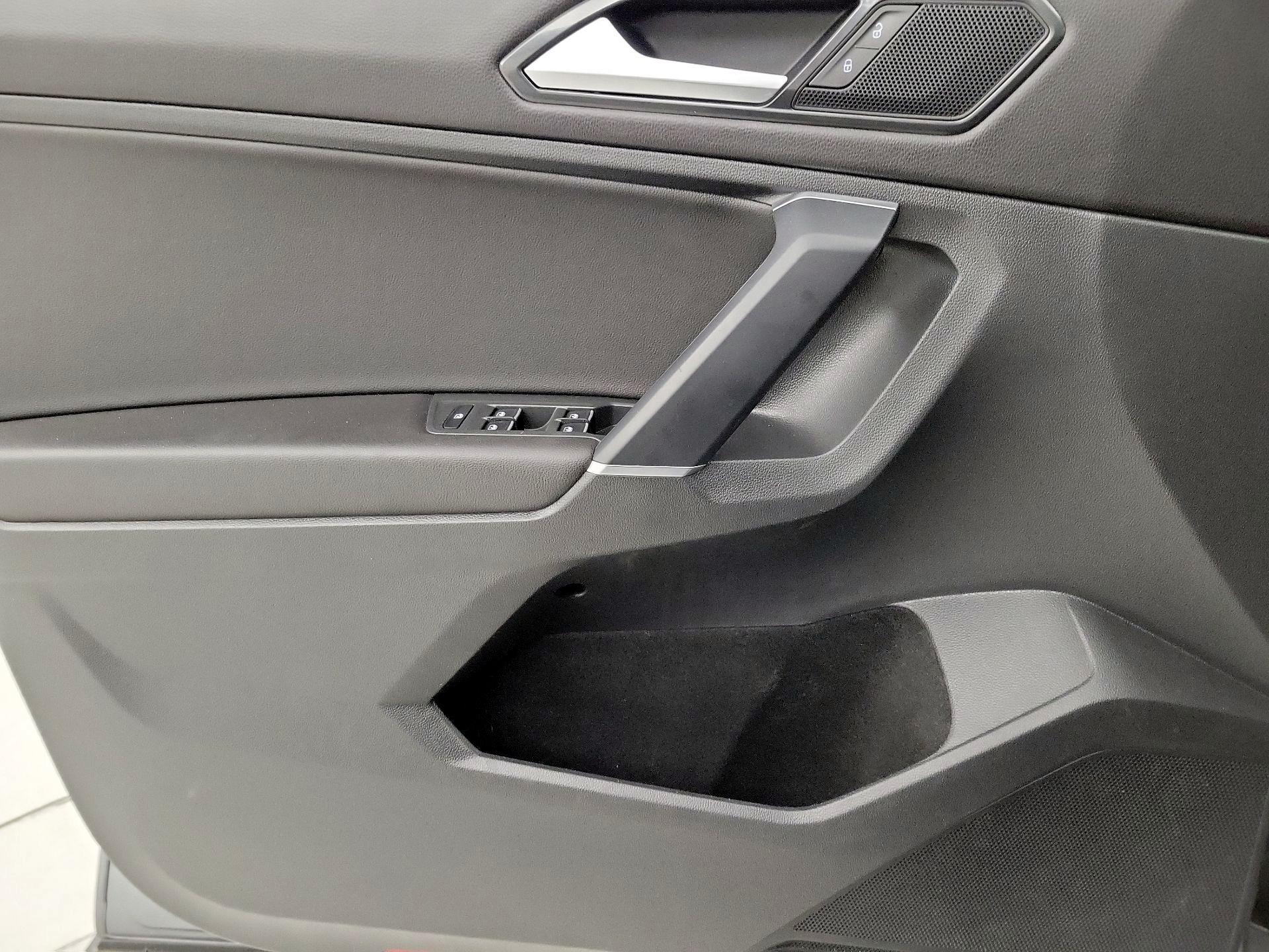 Thumbnail: 2018 Volkswagen Tiguan - 12