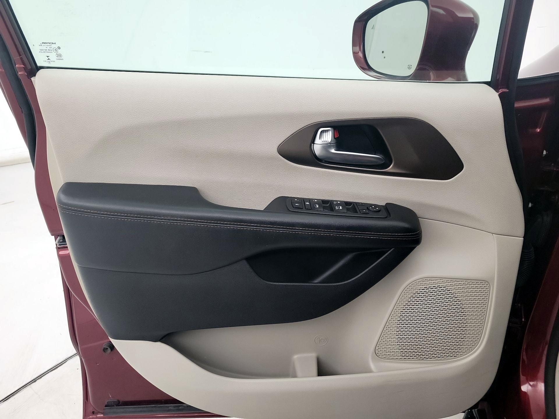 Thumbnail: 2019 Chrysler Pacifica - 12