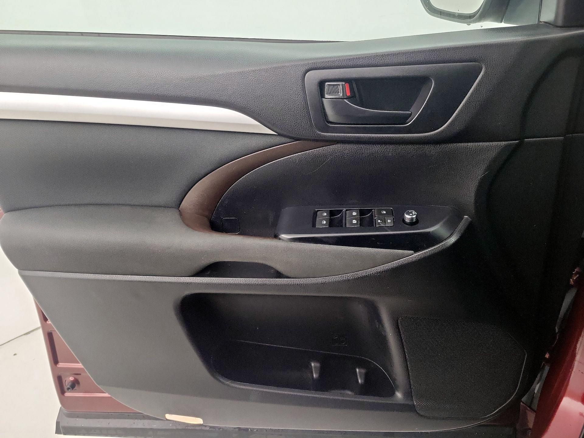 Thumbnail: 2015 Toyota Highlander - 12