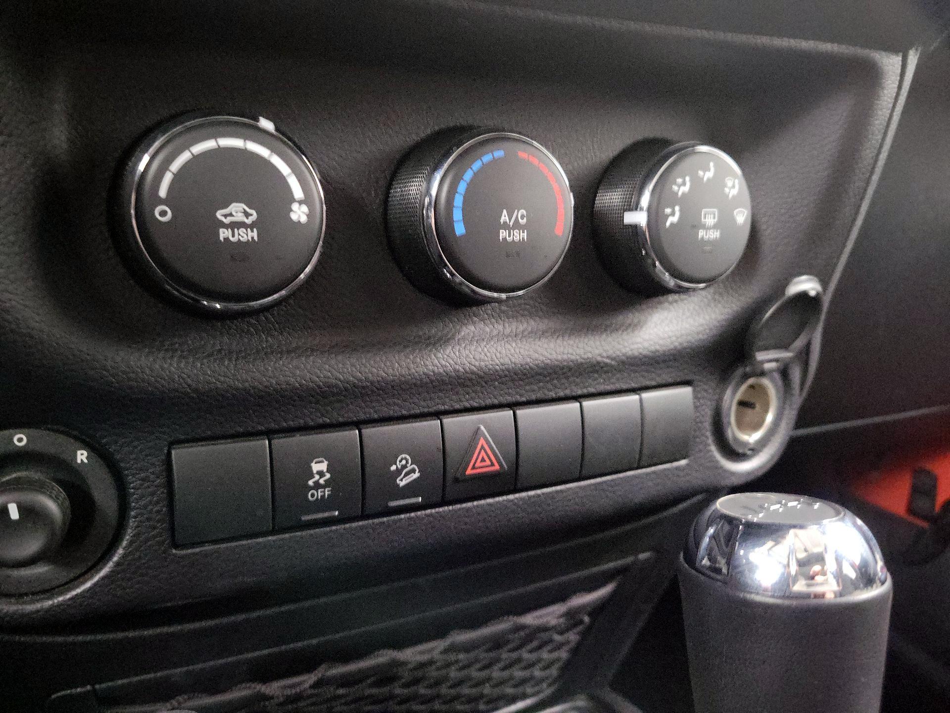 Thumbnail: 2015 Jeep Wrangler - 14