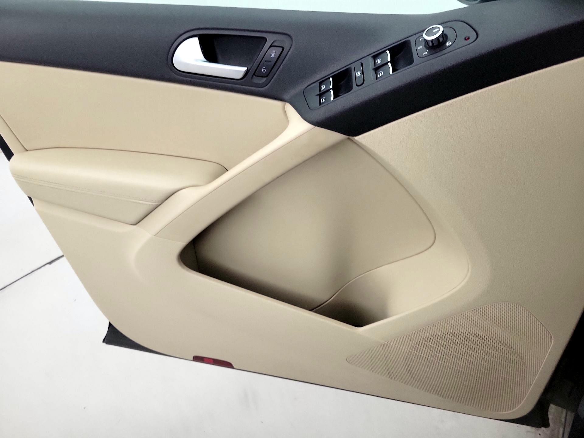 Thumbnail: 2015 Volkswagen Tiguan - 12