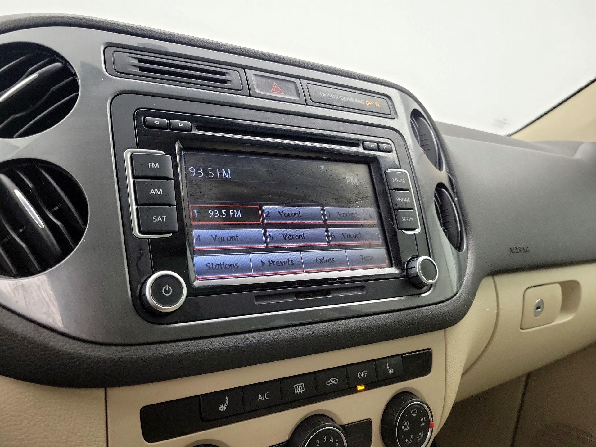 Thumbnail: 2015 Volkswagen Tiguan - 15