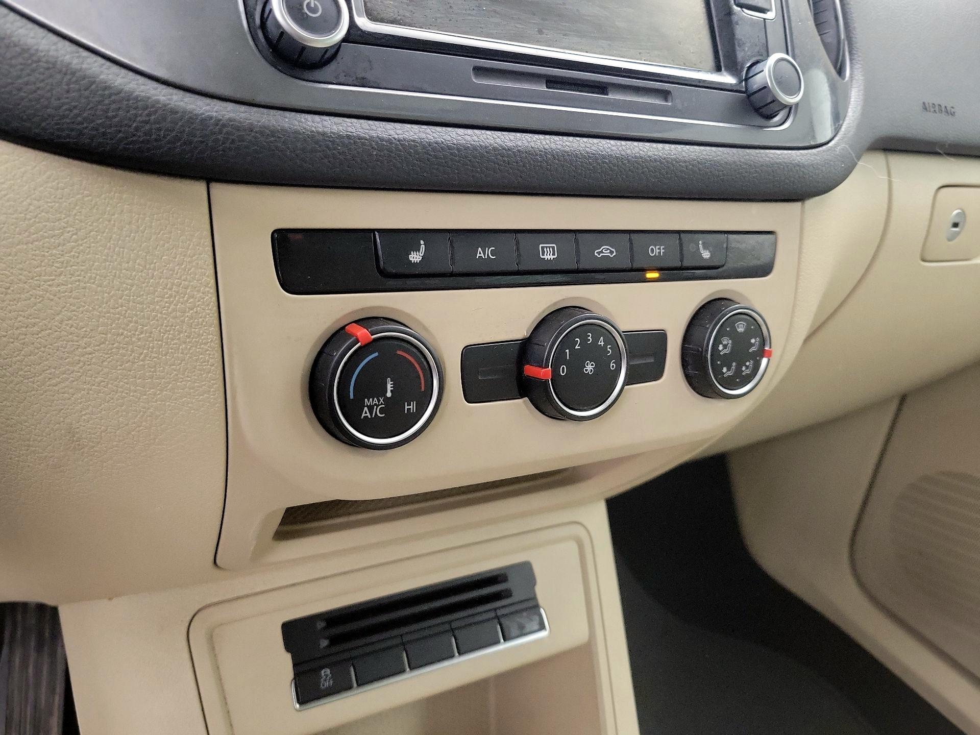 Thumbnail: 2015 Volkswagen Tiguan - 16