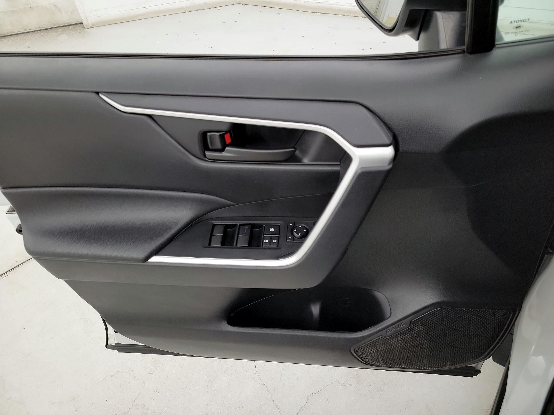 Thumbnail: 2022 Toyota RAV4 - 12